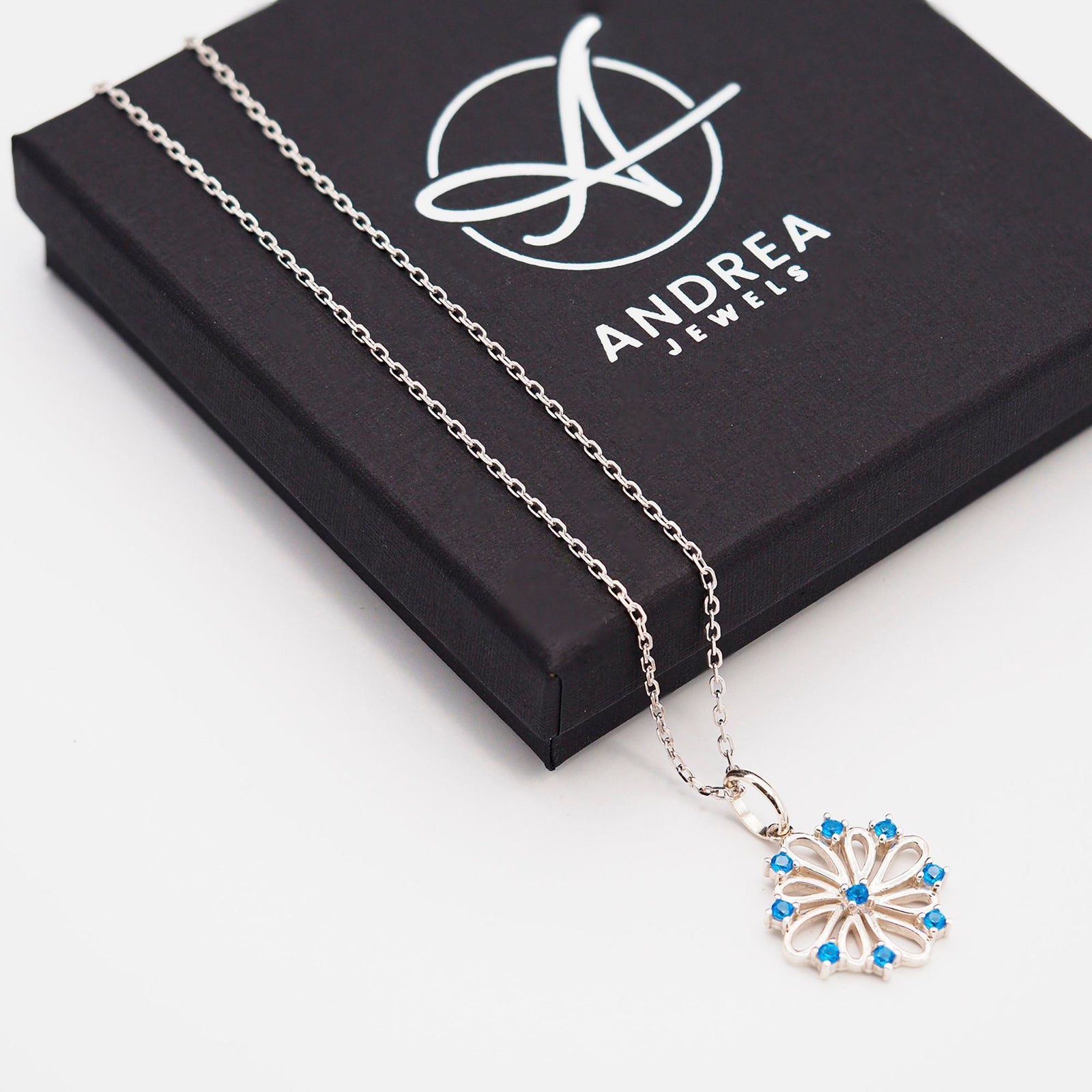 Collar Donna de plata 925 con piedras azules junto a su caja de regalo cerrada - Andrea Jewels