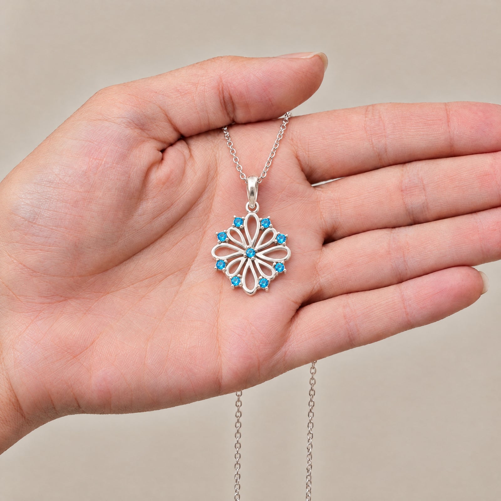 Collar Donna de plata 925 con piedras azules sobre una mano - Andrea Jewels
