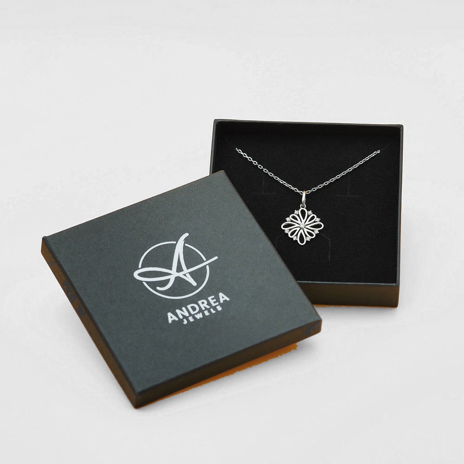 Collar Donna de plata 925 con piedras blancas dentro de su caja de regalo abierta - Andrea Jewels