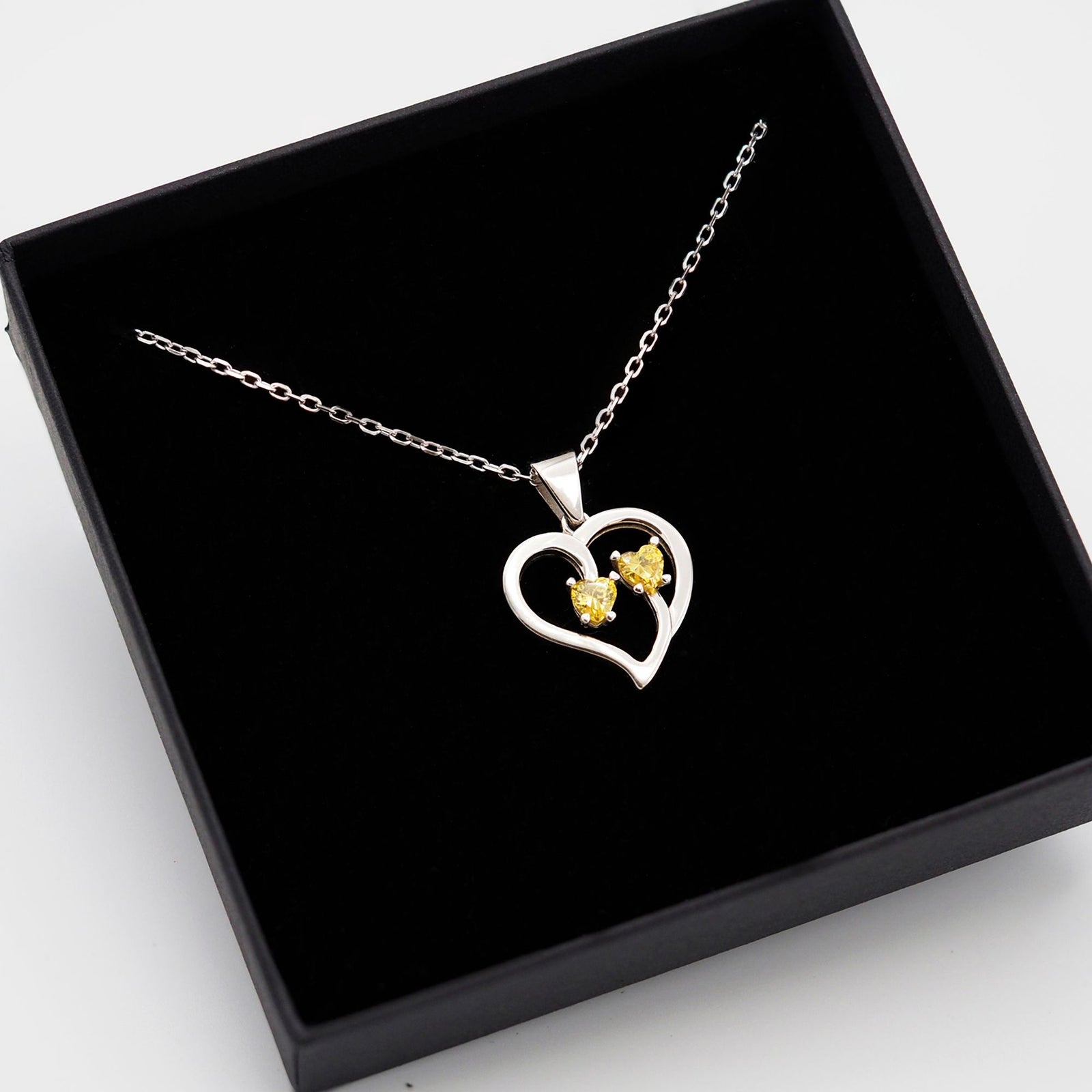 Collar Duo de plata con dos piedras amarillas dentro de su caja de regalo abierta - Andrea Jewels