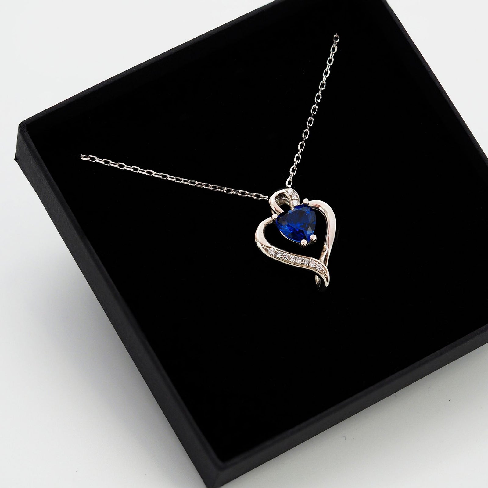 Collar Nina de plata con piedra azul dentro de su caja de regalo abierta - Andrea Jewels