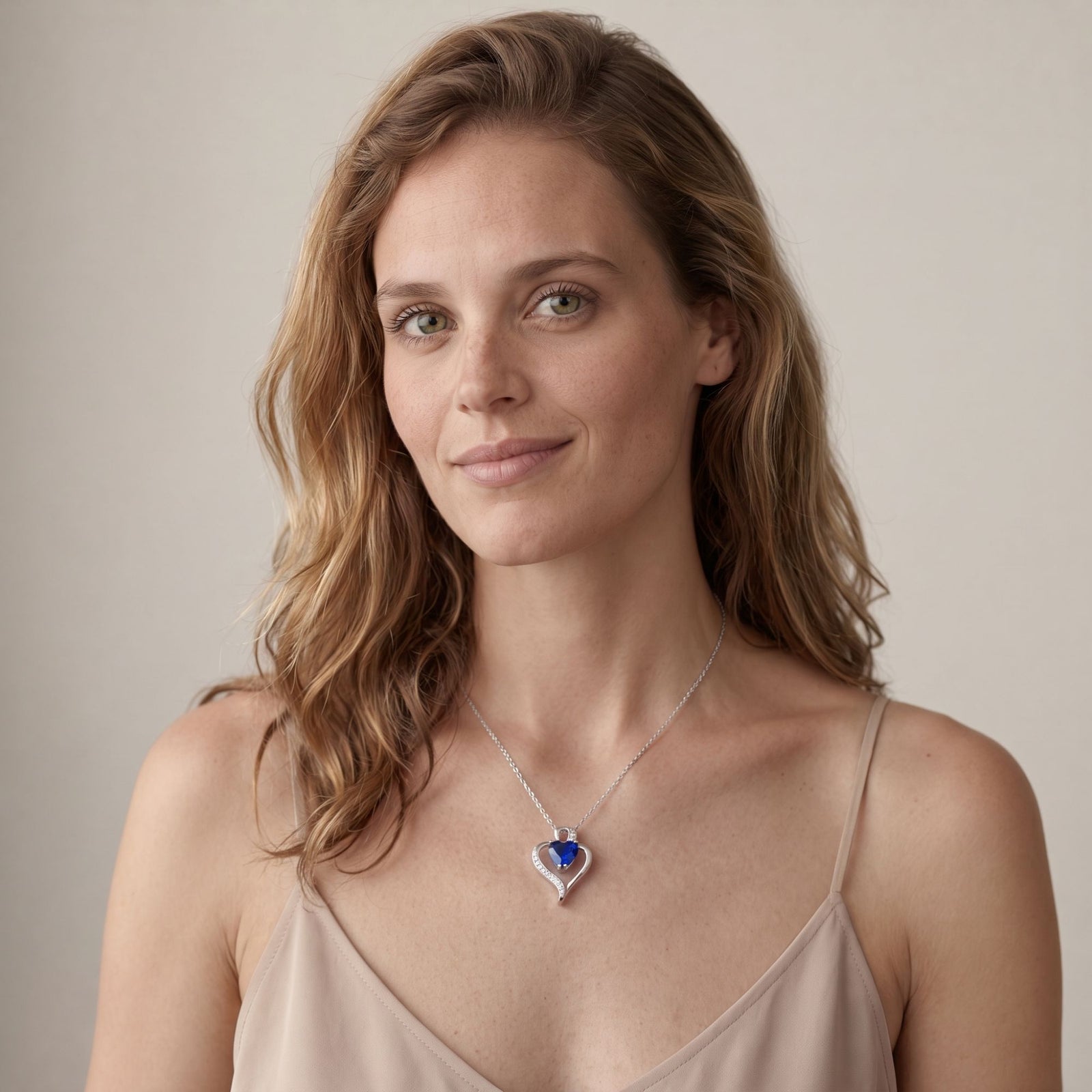 Mujer con collar Nina de plata con piedra azul - Andrea Jewels