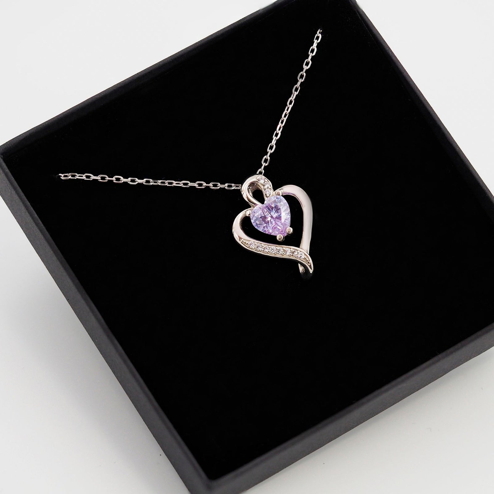 Collar Nina de plata con piedra lavanda dentro de su caja de regalo abierta - Andrea Jewels
