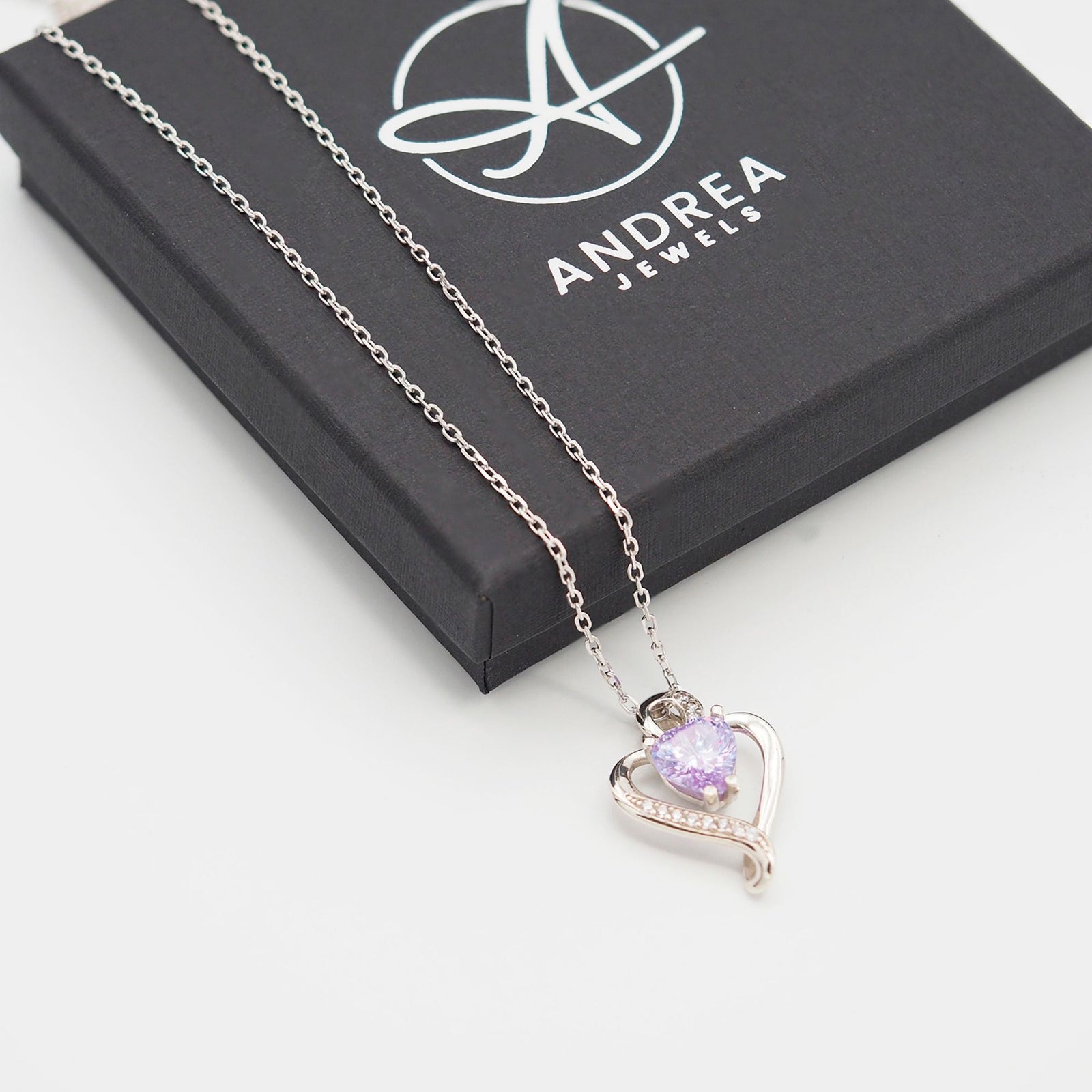 Collar Nina de plata con piedra lavanda junto a su caja de regalo cerrada - Andrea Jewels