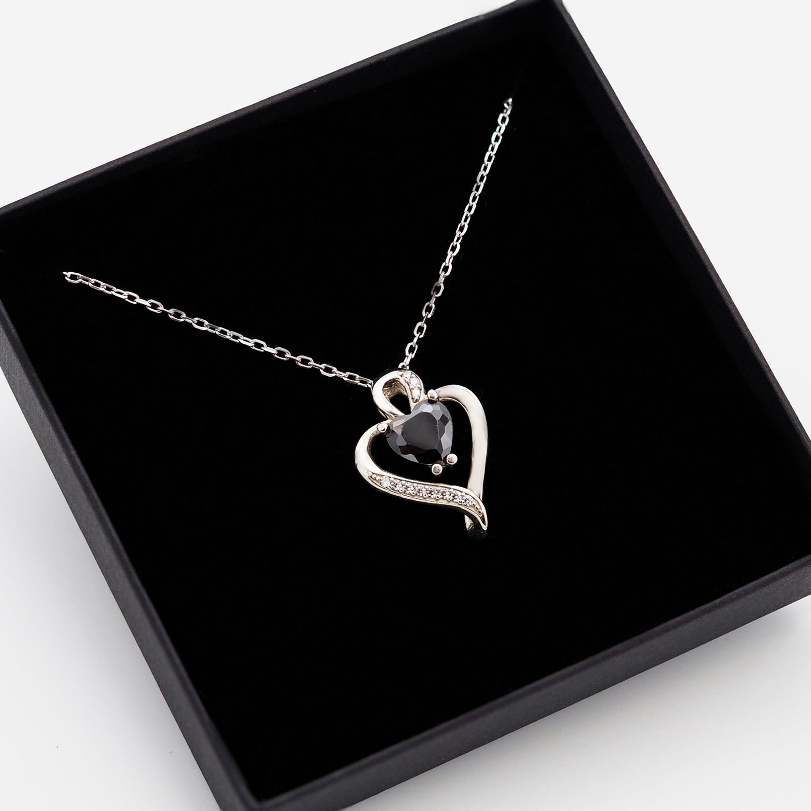 Collar Nina de plata con piedra negra dentro de su caja de regalo abierta - Andrea Jewels