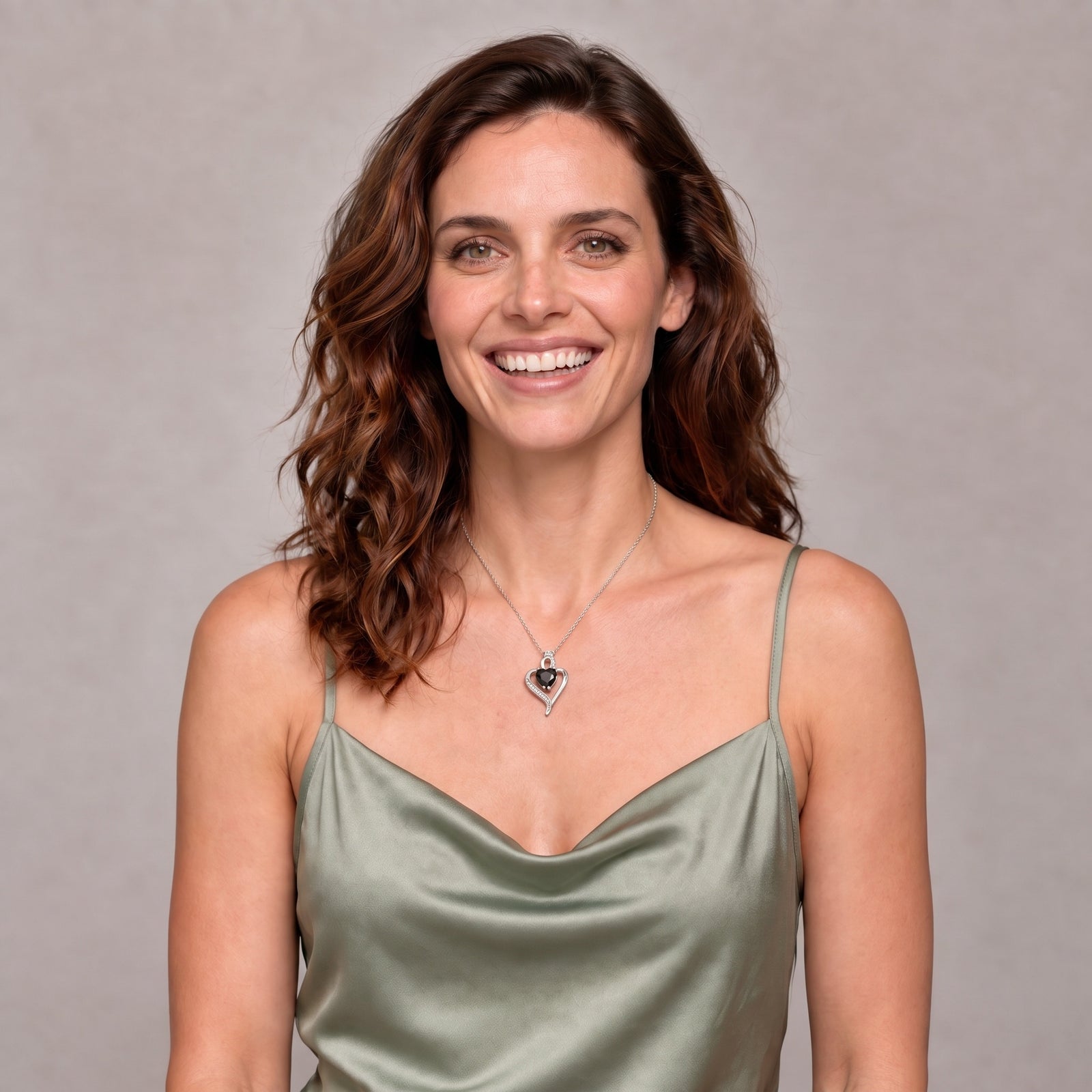 Mujer con collar Nina de plata con piedra negra - Andrea Jewels