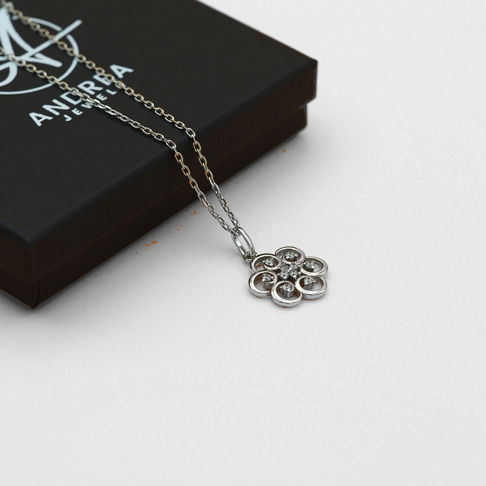 Collar Poppy de plata 925 con piedras blancas junto a su caja de regalo cerrada - Andrea Jewels