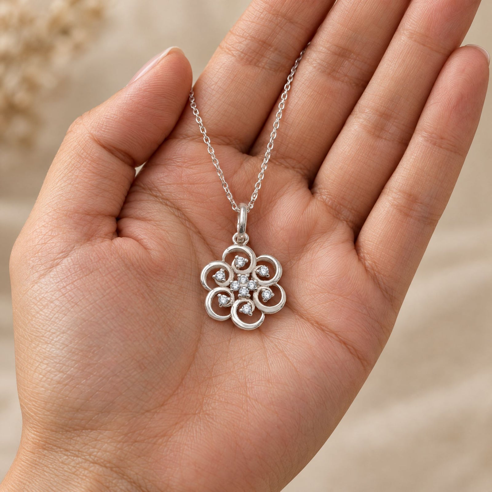 Collar Poppy de plata 925 con piedras blancas sobre una mano - Andrea Jewels