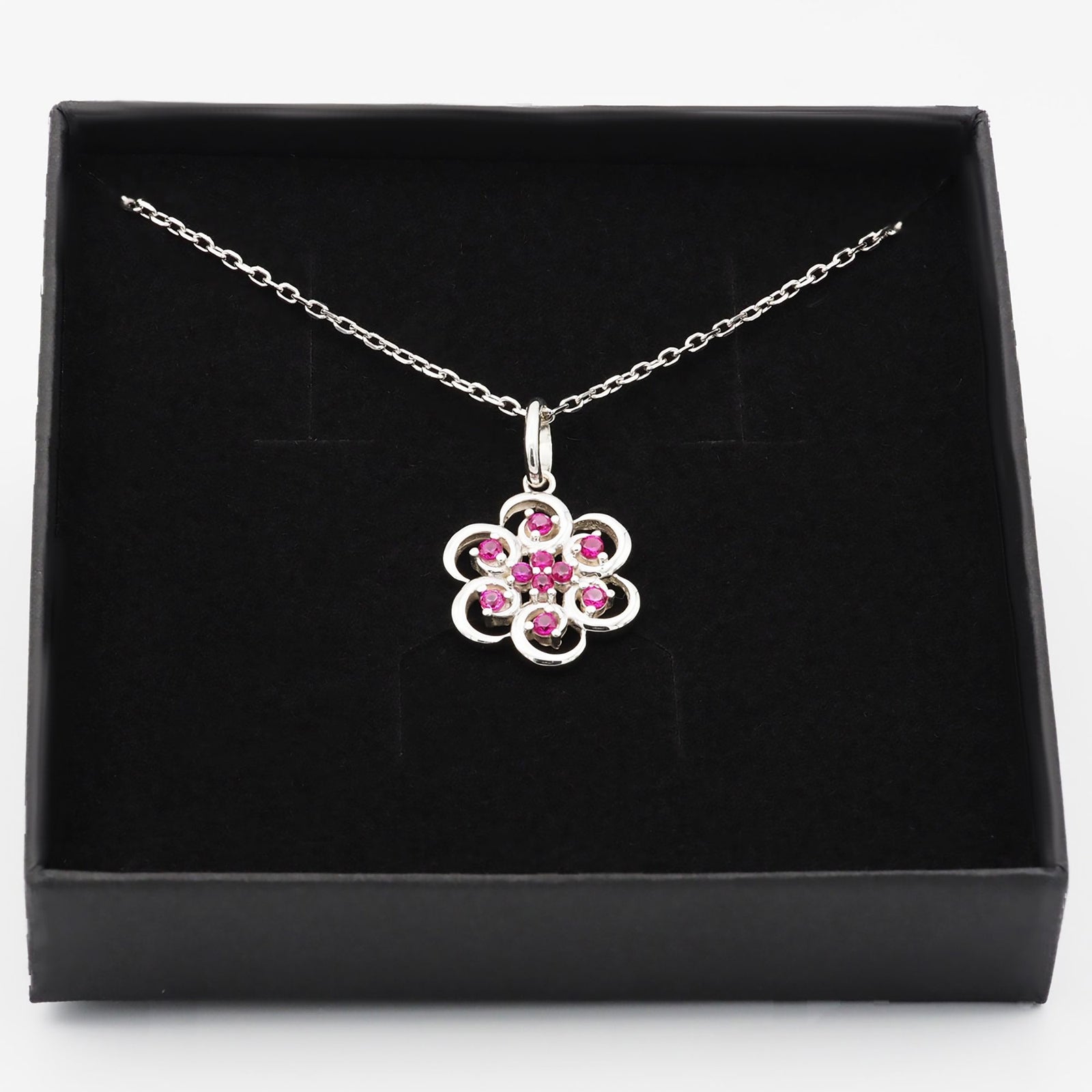 Collar Poppy de plata 925 con piedras rojas dentro de su caja de regalo abierta - Andrea Jewels