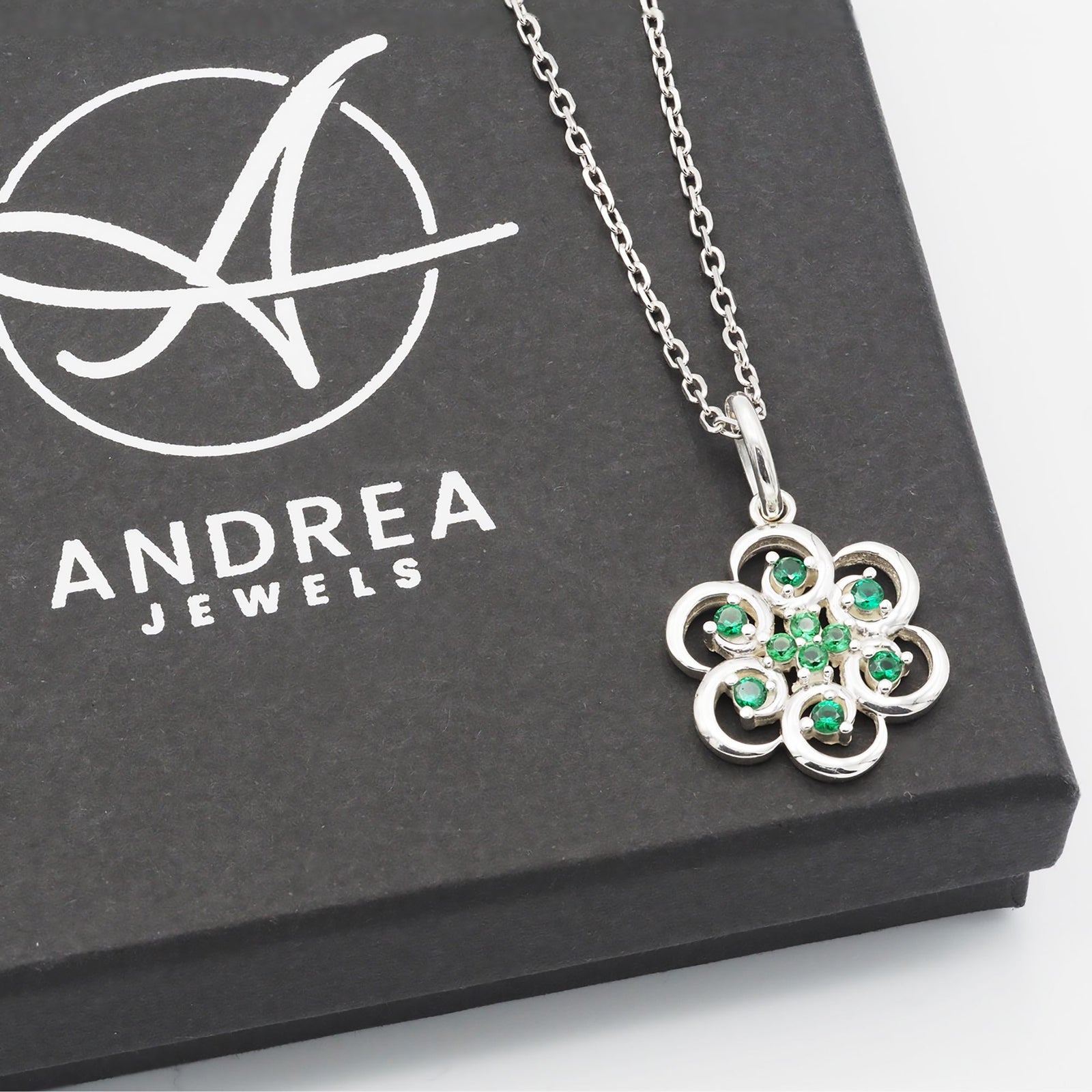 Caja de regalo cerrada del collar Poppy de plata 925 verde - Andrea Jewels