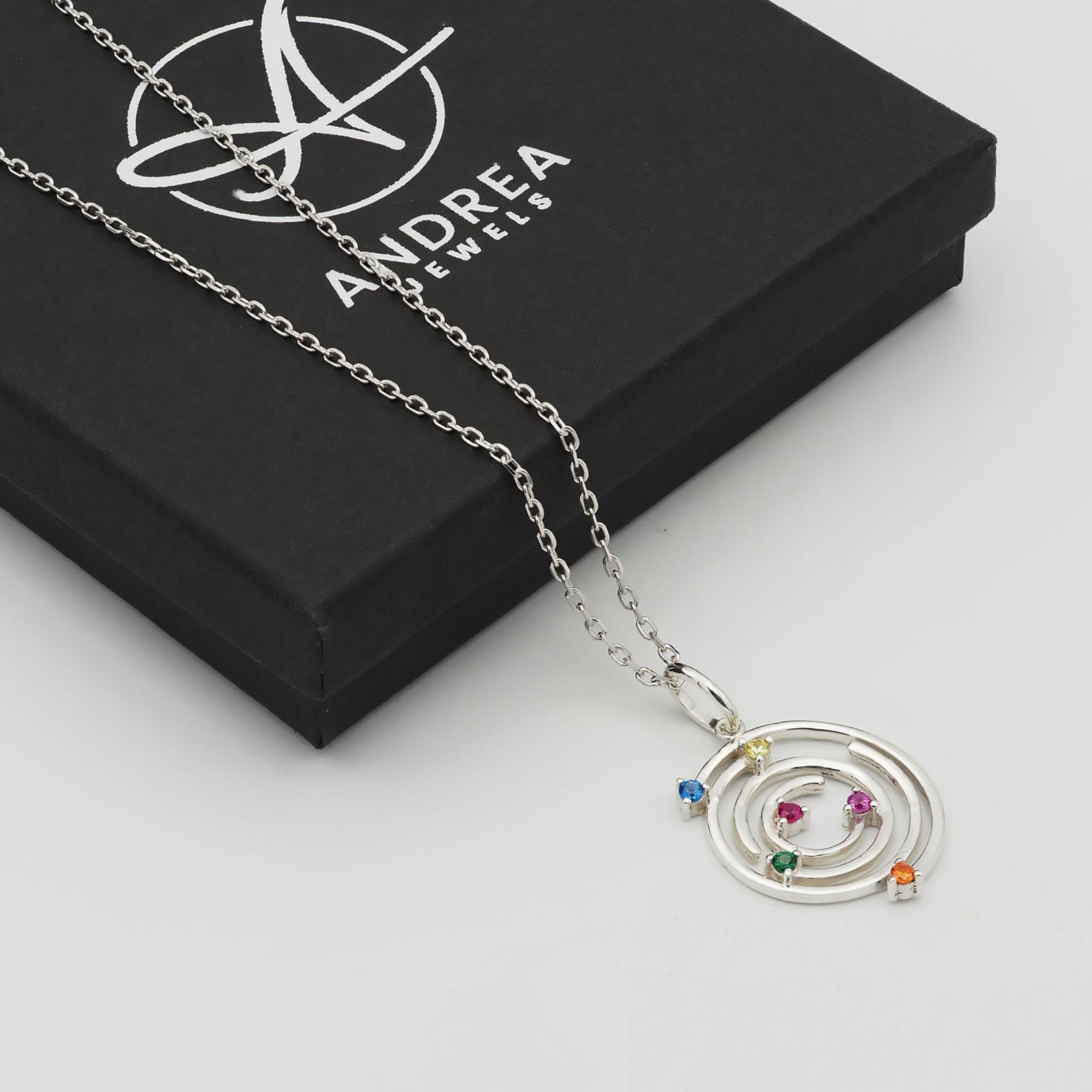 Collar Spiral de plata con piedras multicolor junto a su caja de regalo cerrada - Andrea Jewels
