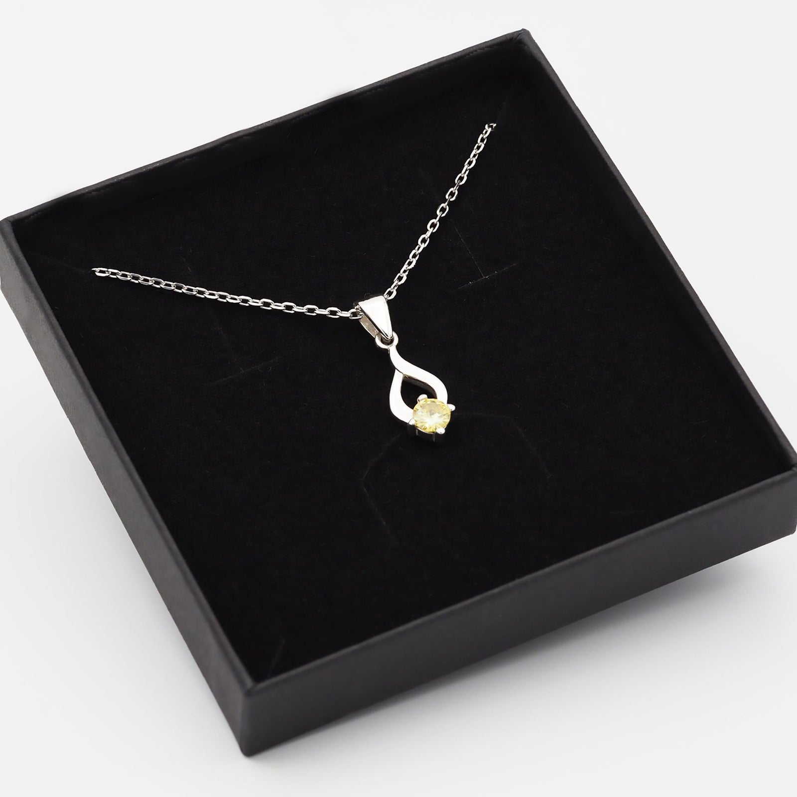Collar Tear de plata con piedra amarilla dentro de su caja de regalo abierta - Andrea Jewels