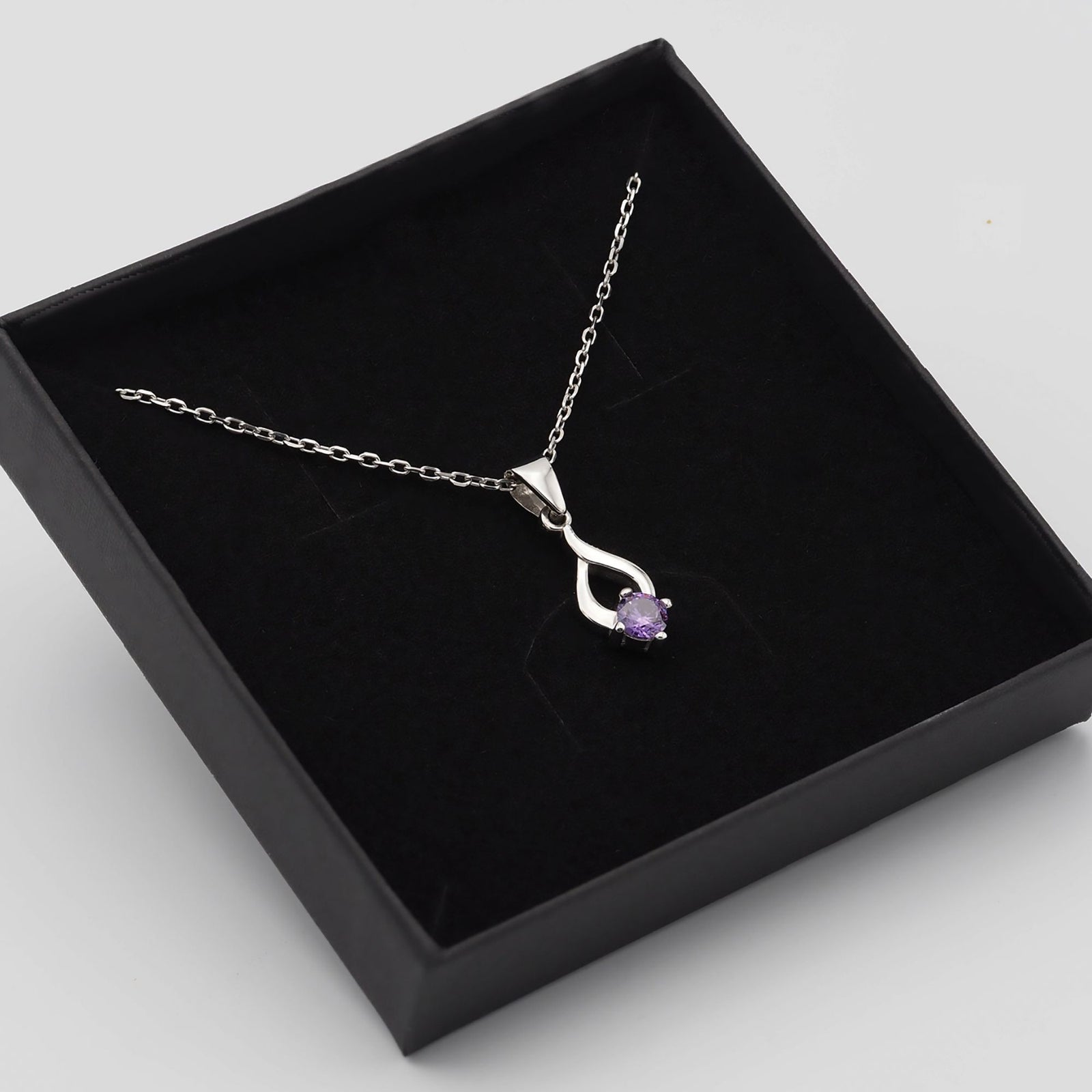 Collar Tear de plata con piedra amatista dentro de su caja de regalo abierta - Andrea Jewels