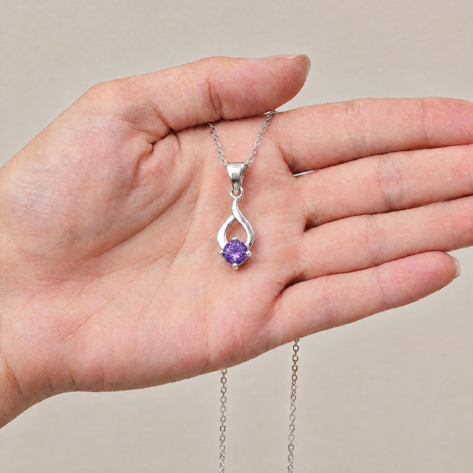 Collar Tear de plata con piedra amatista sobre una mano - Andrea Jewels