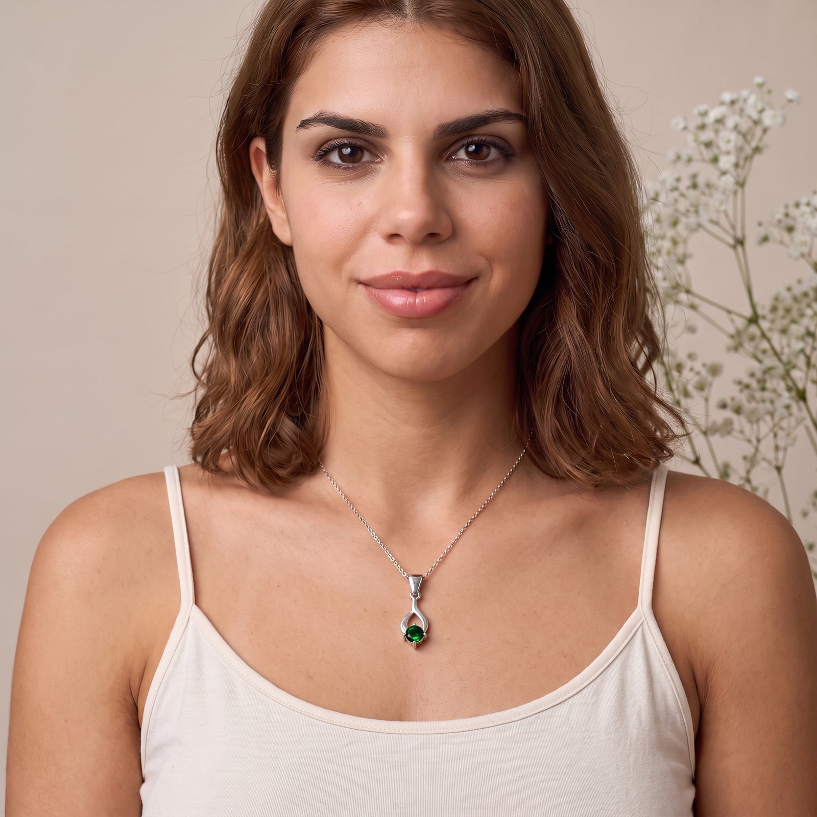 Mujer con collar Tear de plata con piedra verde - Andrea Jewels