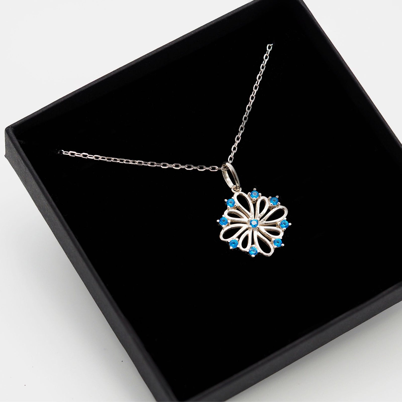 Collar Donna de plata 925 con piedras azules dentro de su caja de regalo abierta - Andrea Jewels