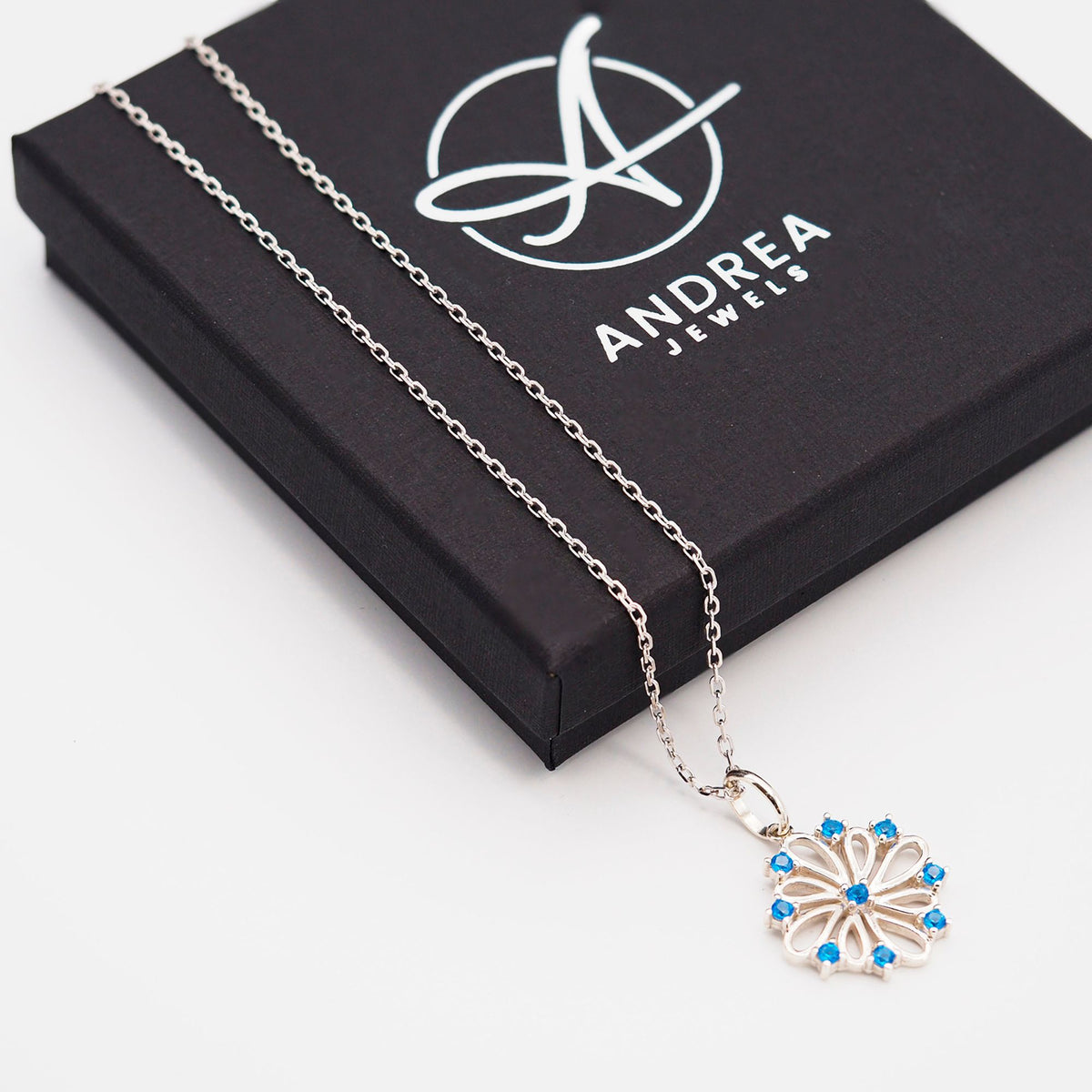 Collar Donna de plata 925 con piedras azules junto a su caja de regalo cerrada - Andrea Jewels
