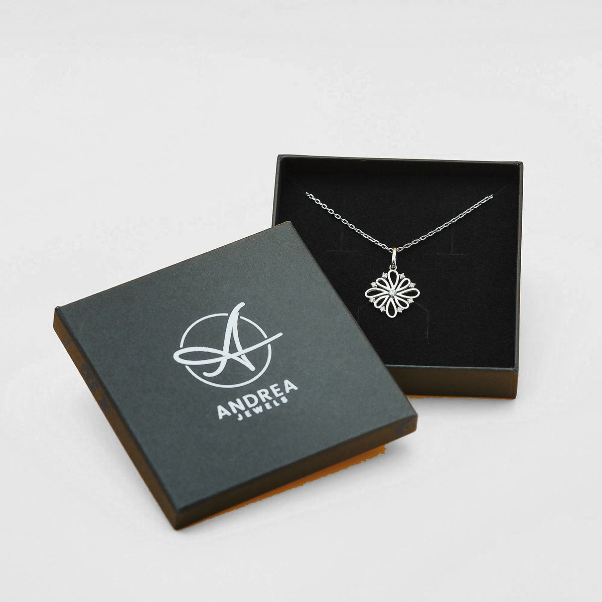 Collar Donna de plata 925 con piedras blancas dentro de su caja de regalo abierta - Andrea Jewels