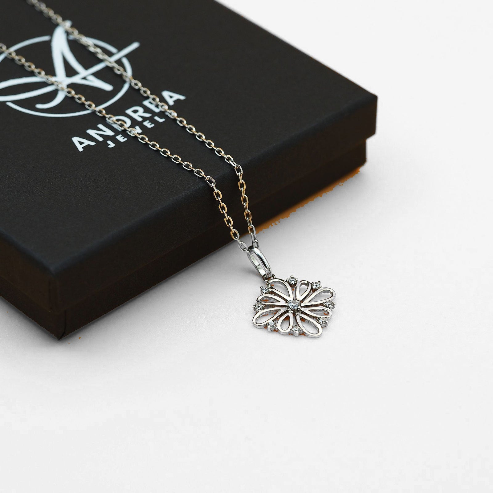 Collar Donna de plata 925 con piedras blancas junto a su caja de regalo cerrada - Andrea Jewels