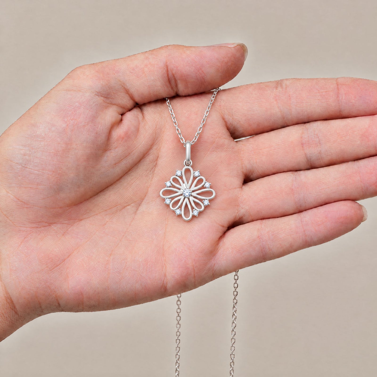 Collar Donna de plata 925 con piedras blancas sobre una mano - Andrea Jewels