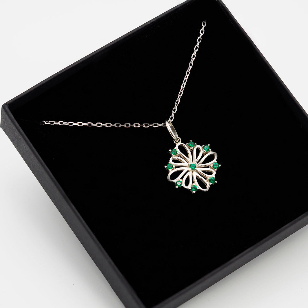 Collar Donna de plata 925 con piedras verdes dentro de su caja de regalo abierta - Andrea Jewels