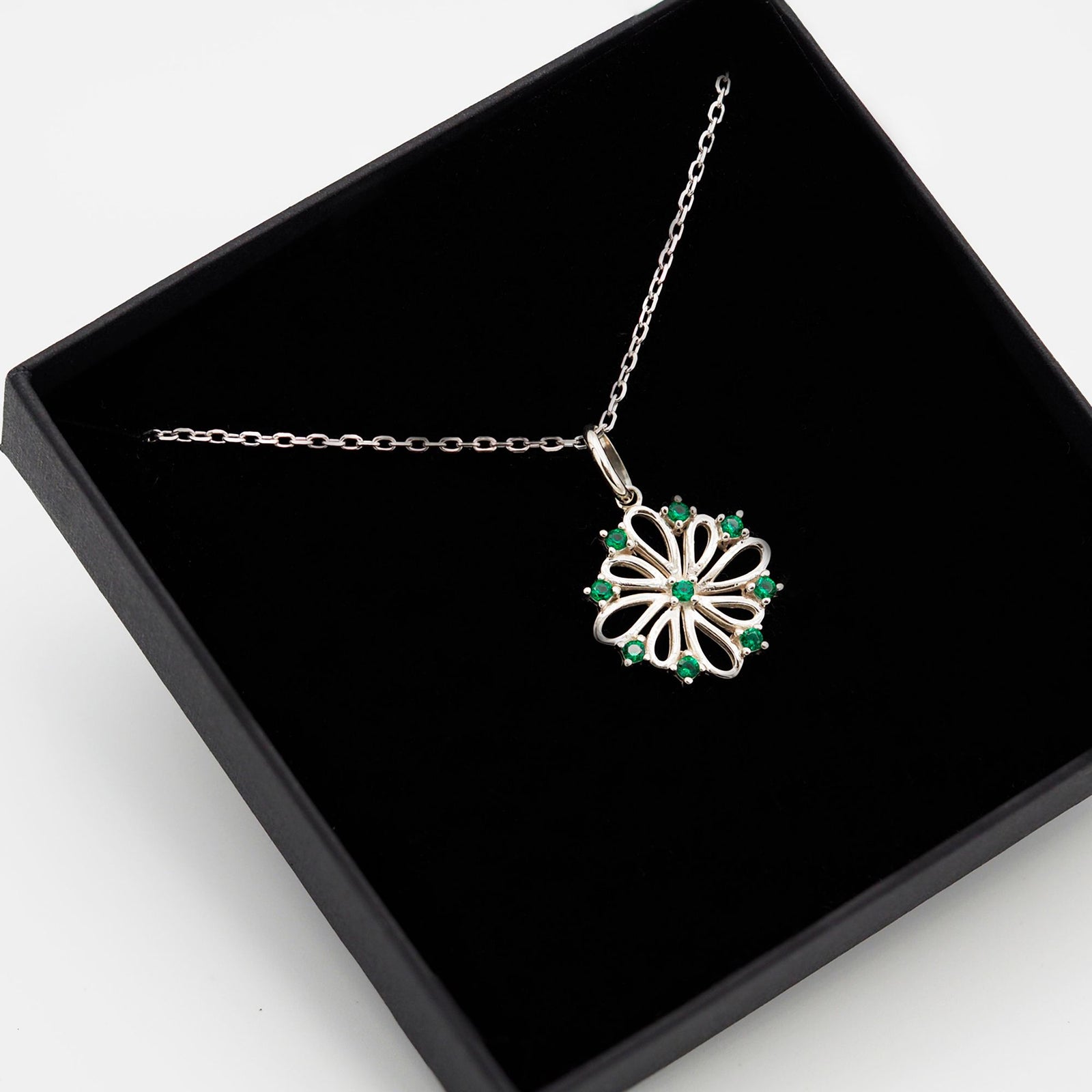 Collar Donna de plata 925 con piedras verdes dentro de su caja de regalo abierta - Andrea Jewels