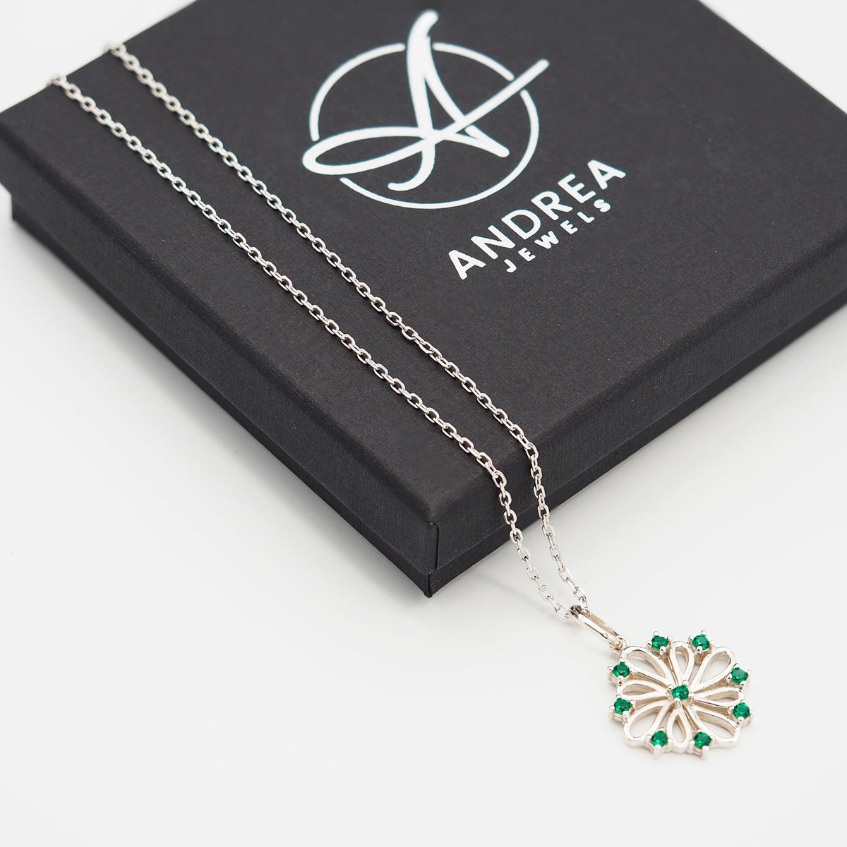 Collar Donna de plata 925 con piedras verdes junto a su caja de regalo cerrada - Andrea Jewels