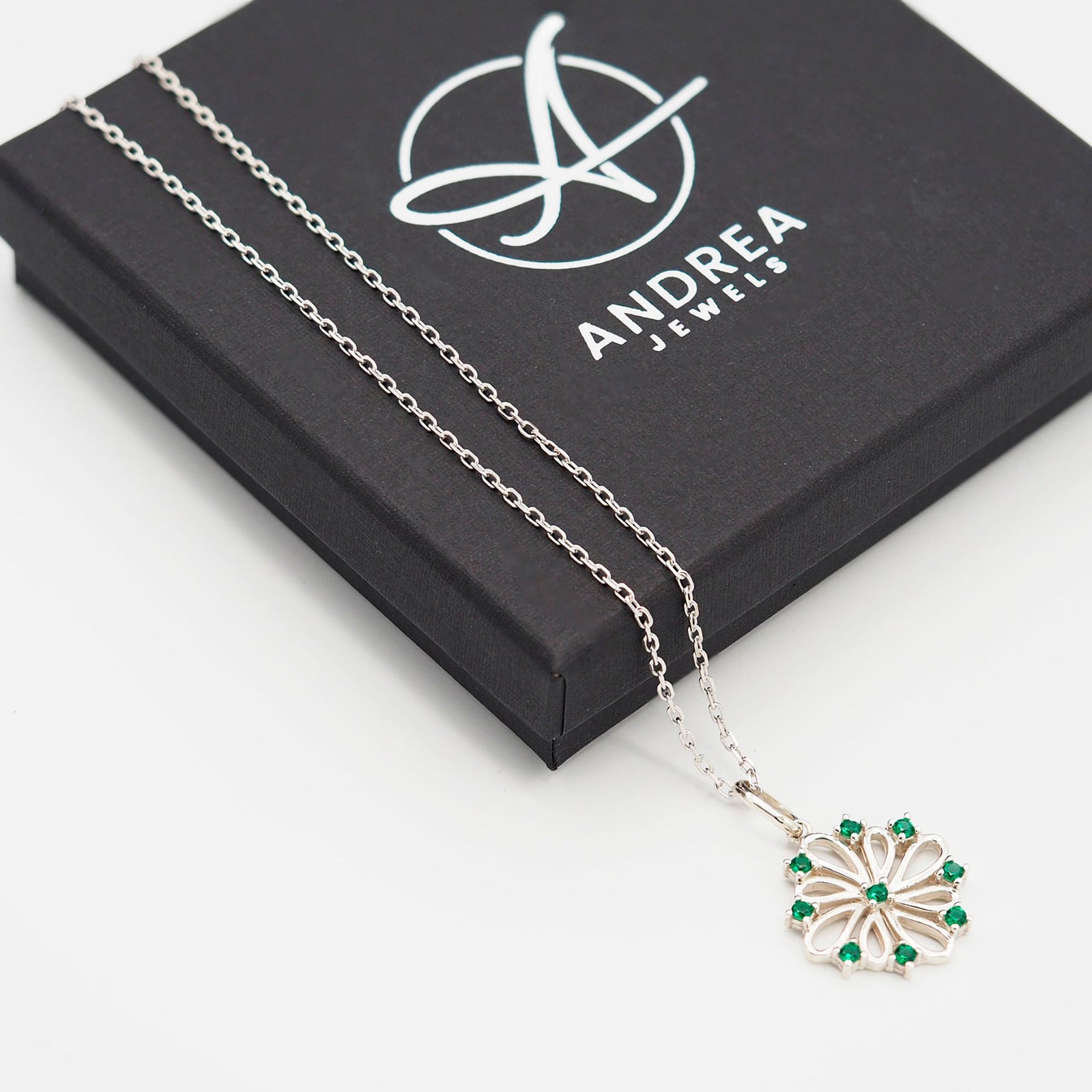 Collar Donna de plata 925 con piedras verdes junto a su caja de regalo cerrada - Andrea Jewels
