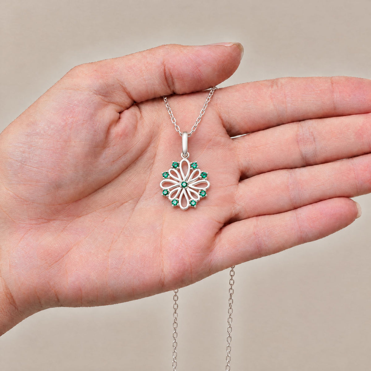 Collar Donna de plata 925 con piedras verdes sobre una mano - Andrea Jewels