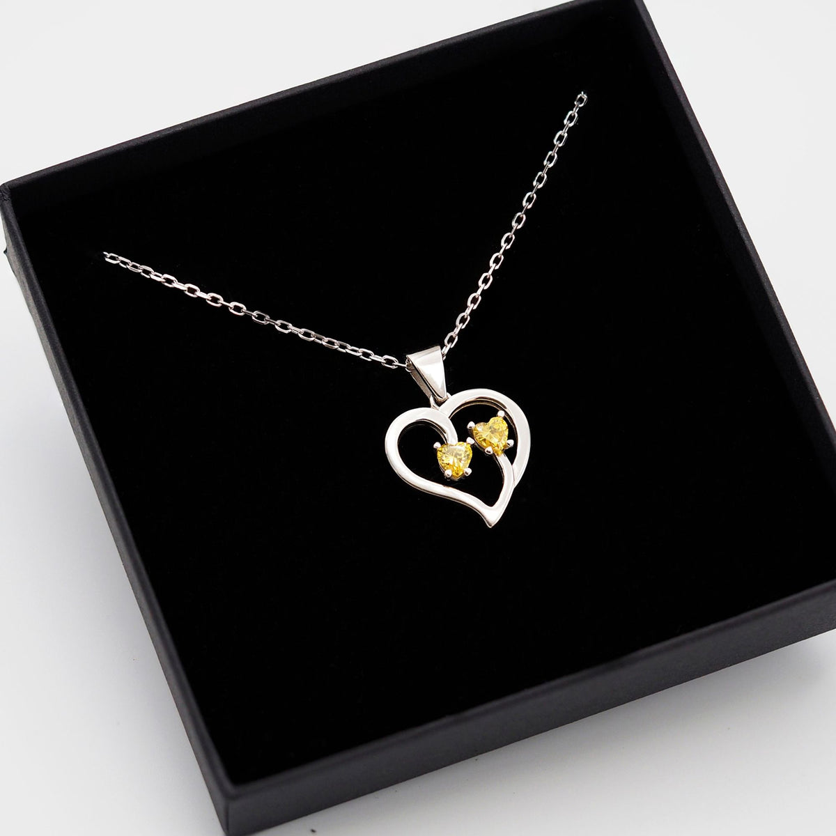 Collar Duo de plata con dos piedras amarillas dentro de su caja de regalo abierta - Andrea Jewels
