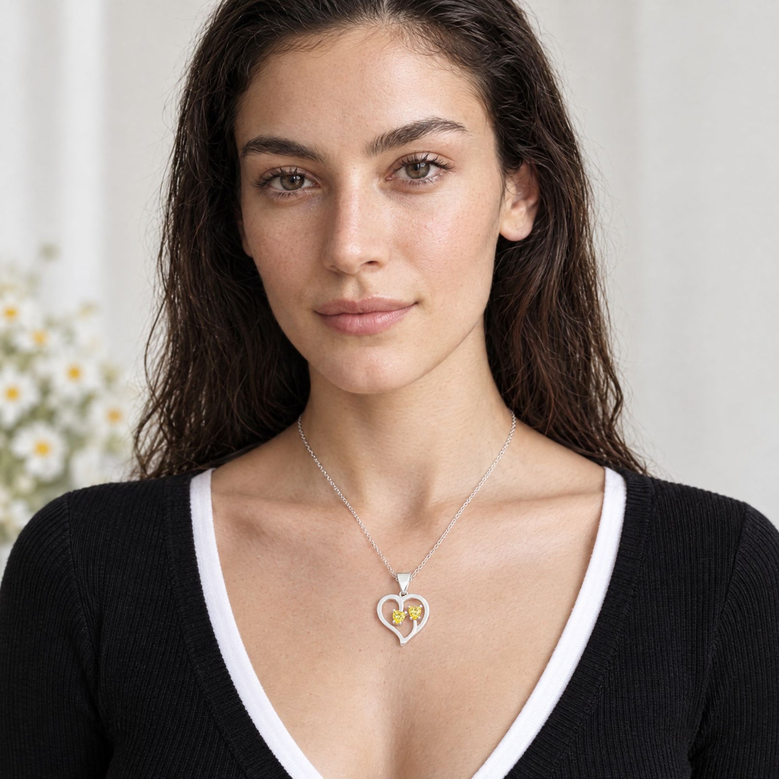 Mujer con collar Duo de plata con dos piedras amarillas - Andrea Jewels