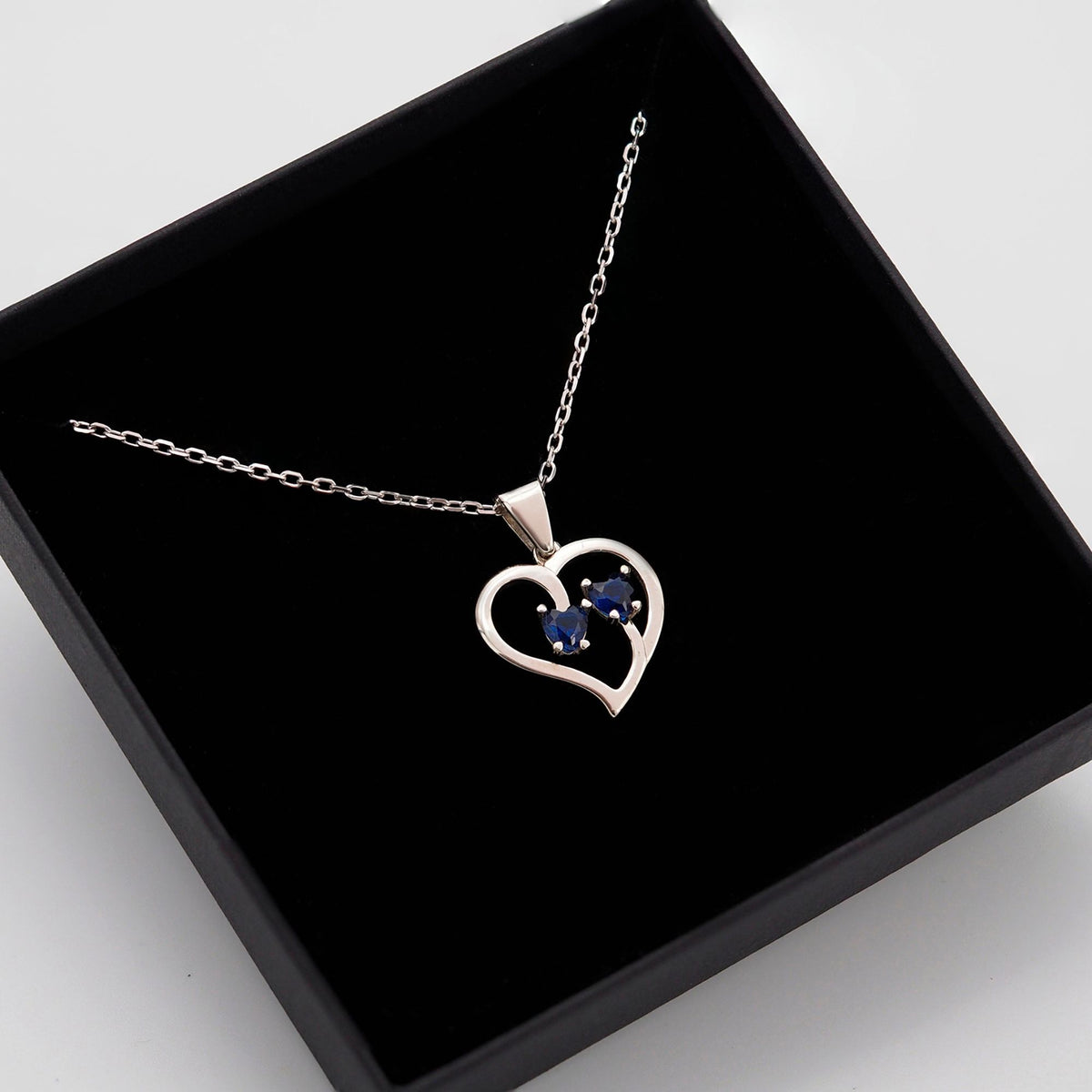 Collar Duo de plata con piedra azul dentro de su caja de regalo abierta - Andrea Jewels
