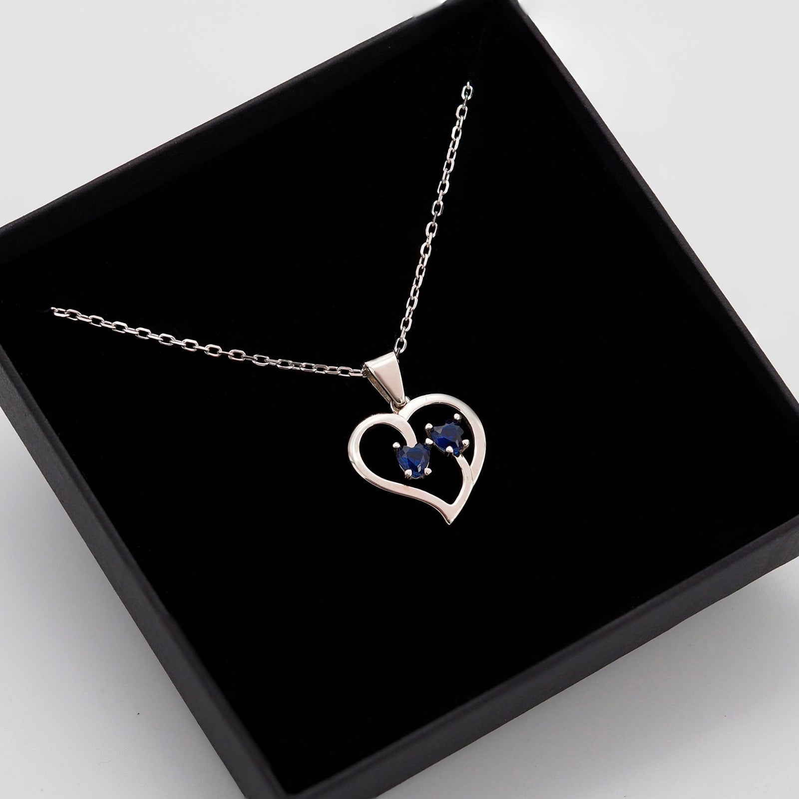 Collar Duo de plata con piedra azul dentro de su caja de regalo abierta - Andrea Jewels