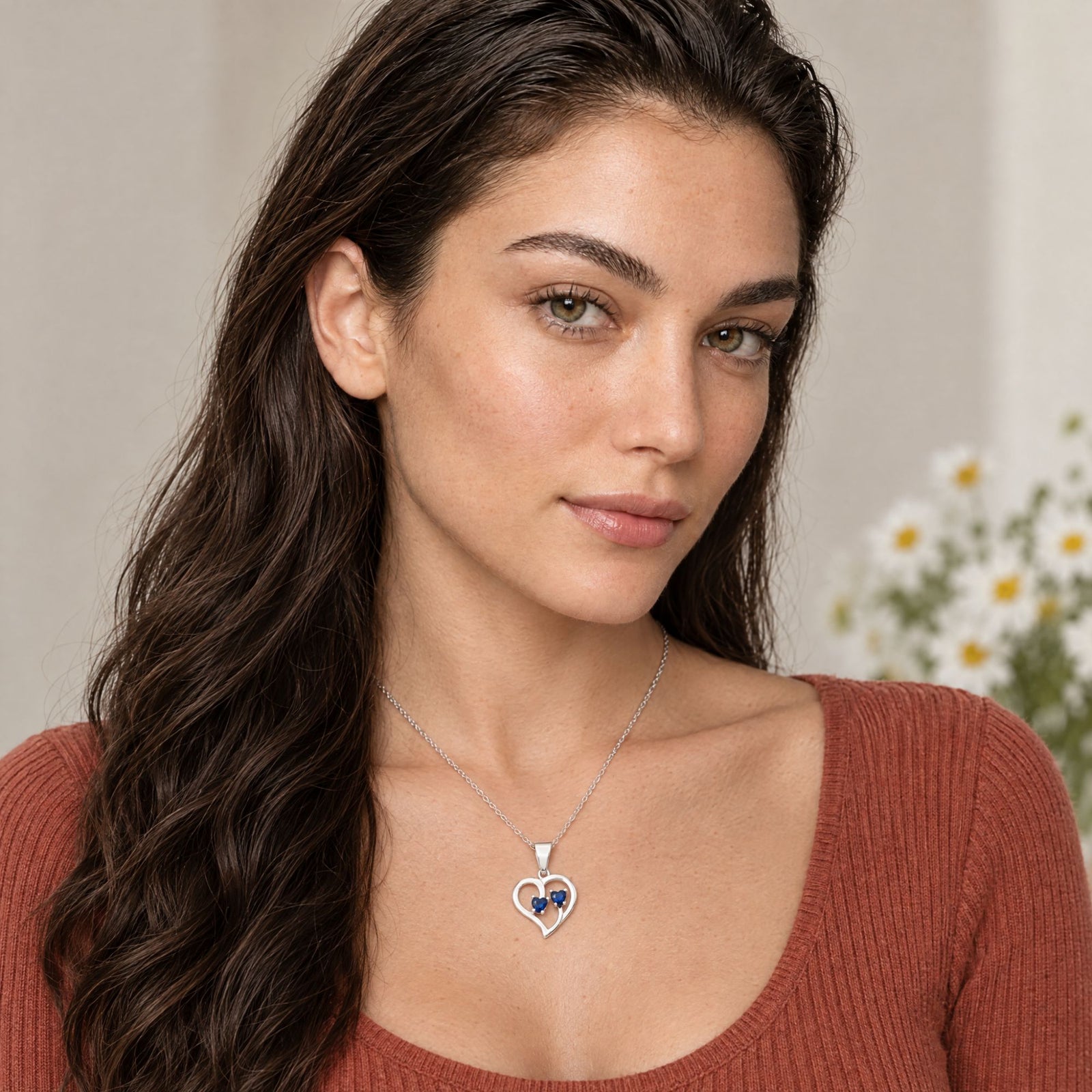 Mujer con collar Duo de plata con piedra azul - Andrea Jewels
