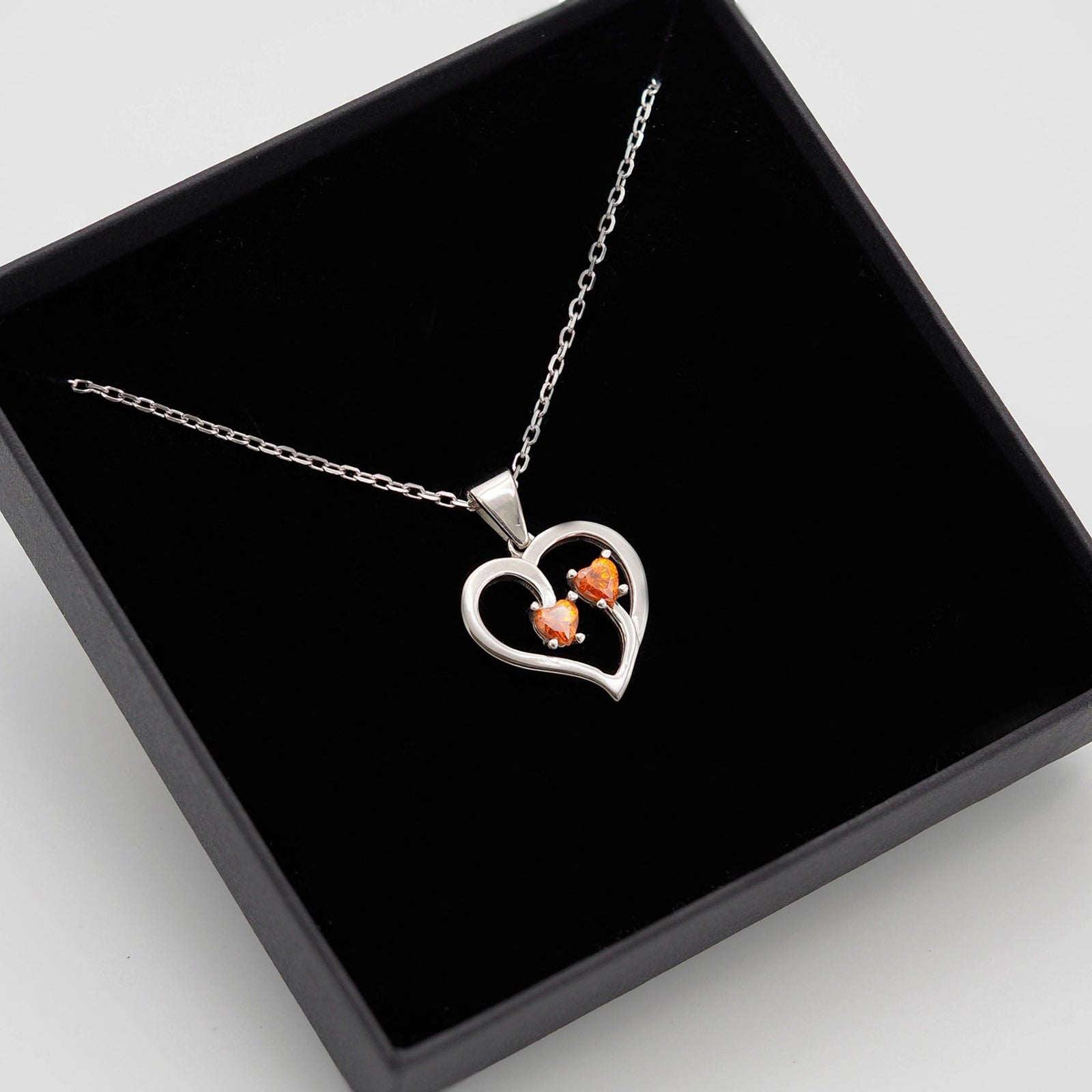 Collar Duo de plata con dos piedras naranjas dentro de su caja de regalo abierta - Andrea Jewels