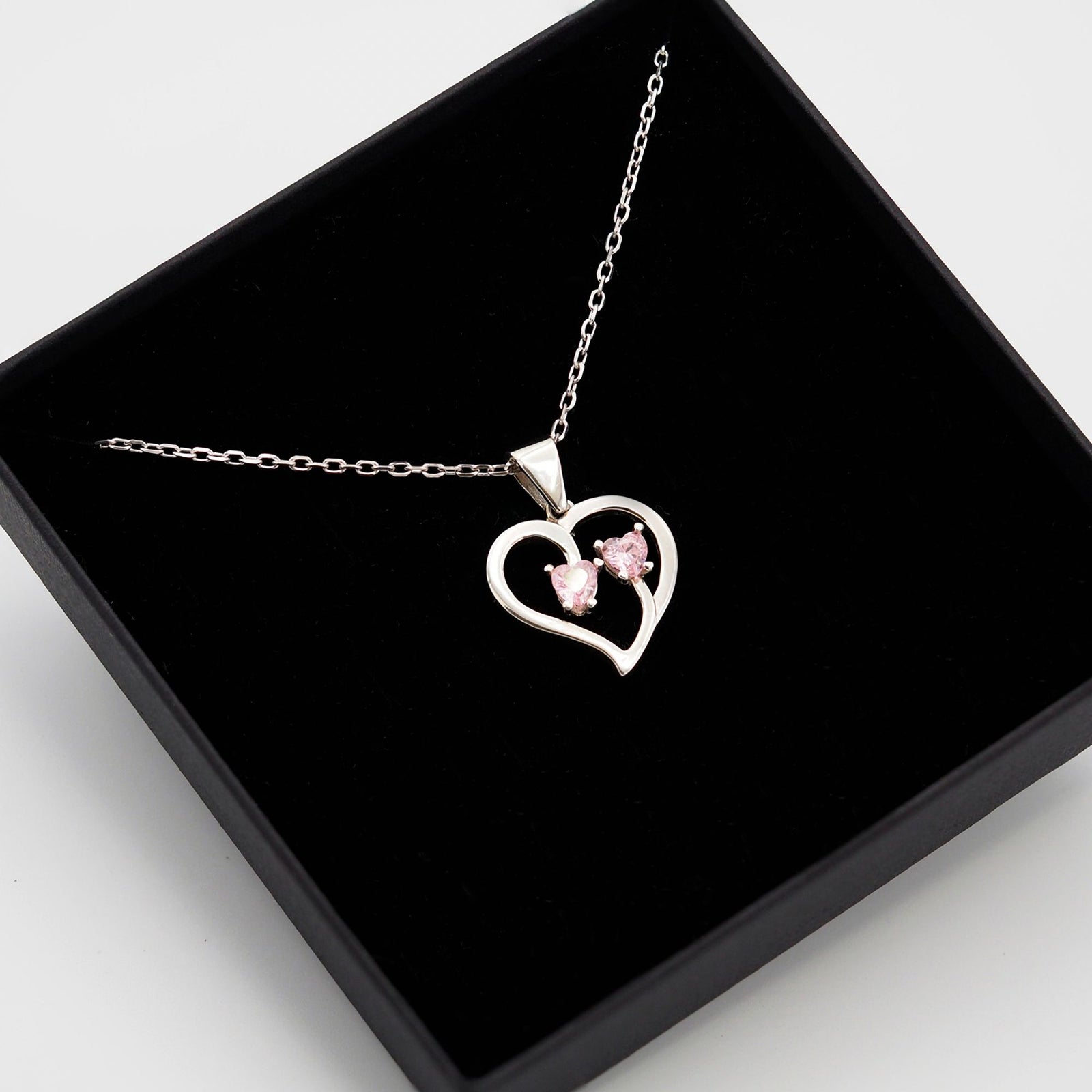 Collar Duo de plata con dos piedras rosas dentro de su caja de regalo abierta - Andrea Jewels