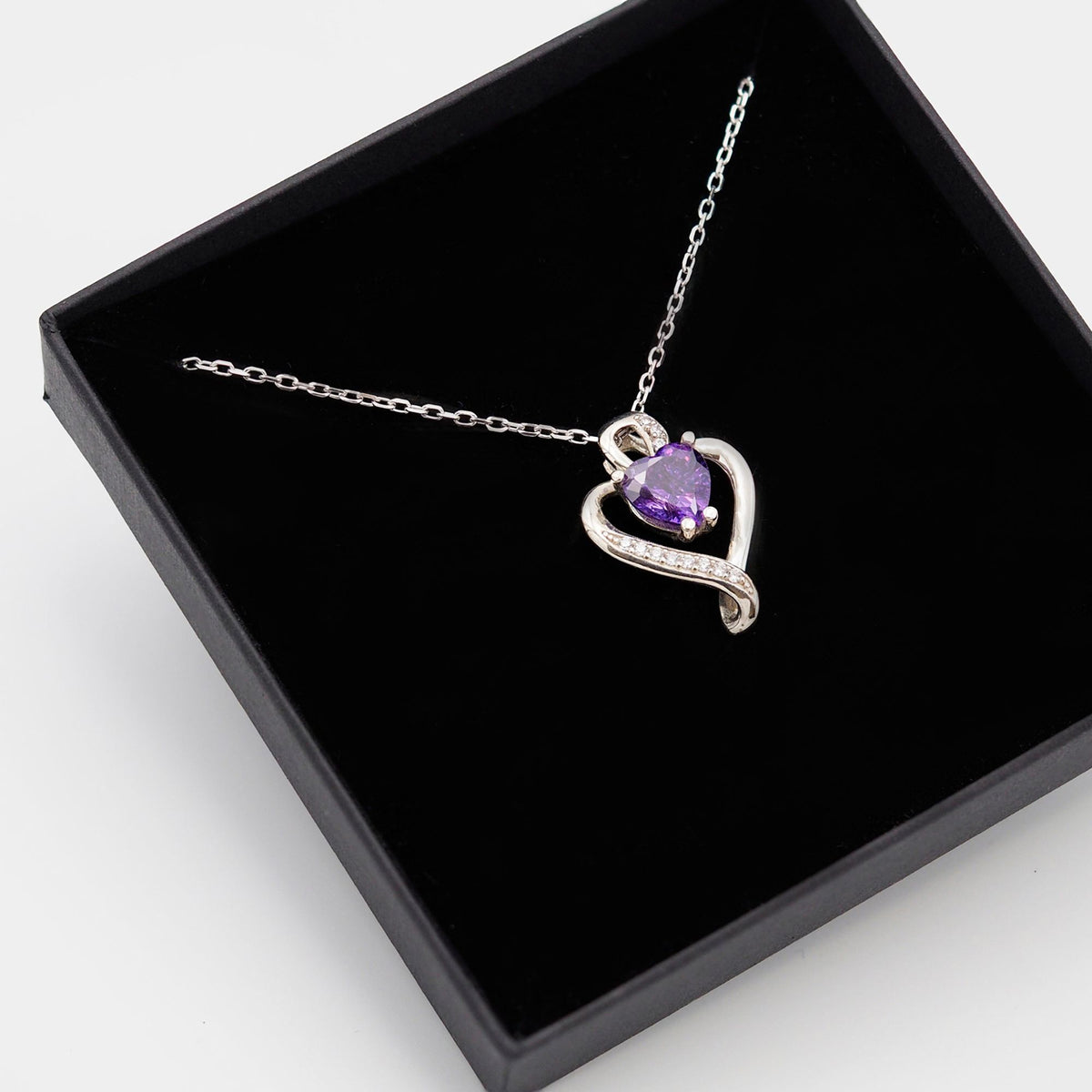 Collar Nina de plata con piedra amatista dentro de su caja de regalo abierta - Andrea Jewels