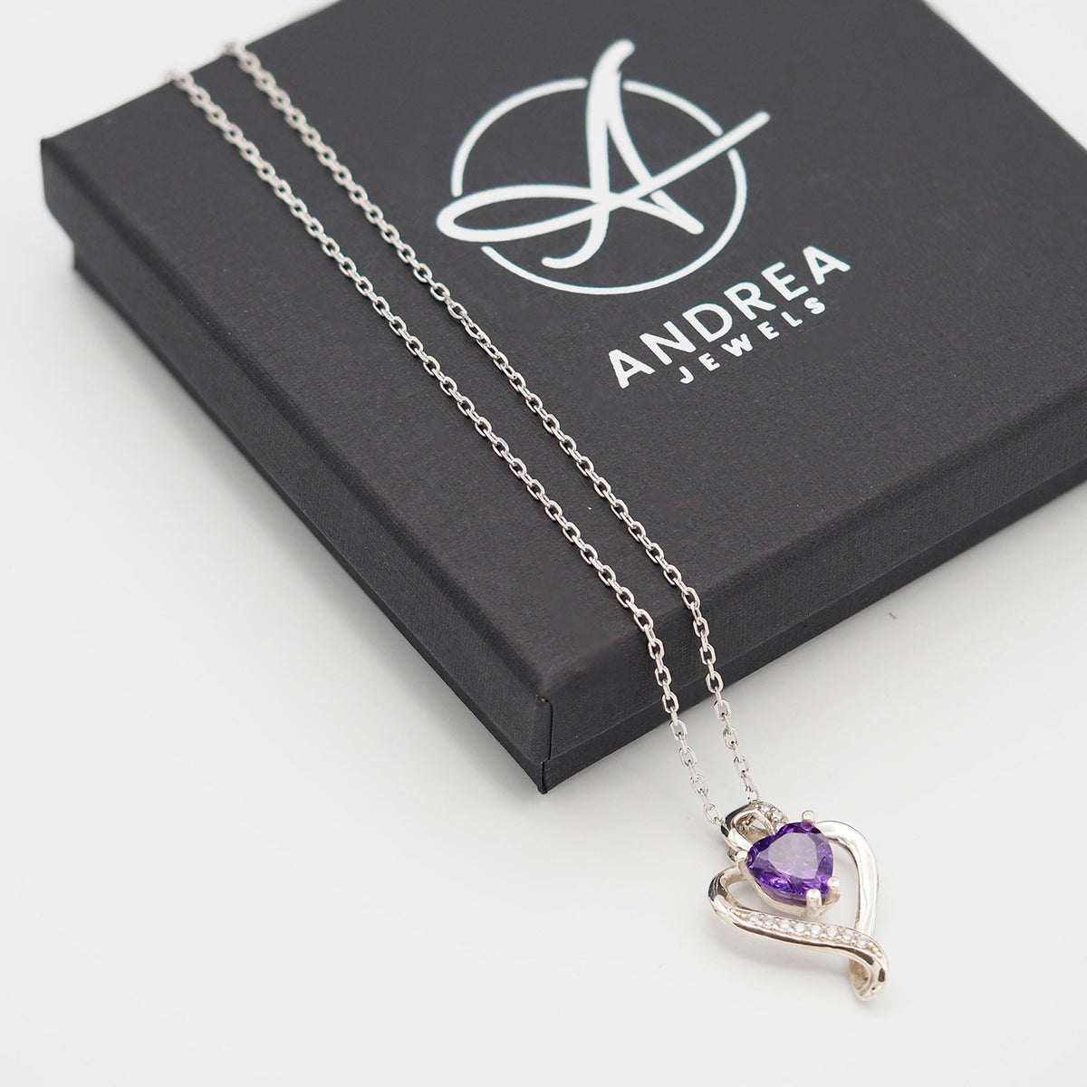 Collar Nina de plata con piedra amatista junto a su caja de regalo cerrada - Andrea Jewels