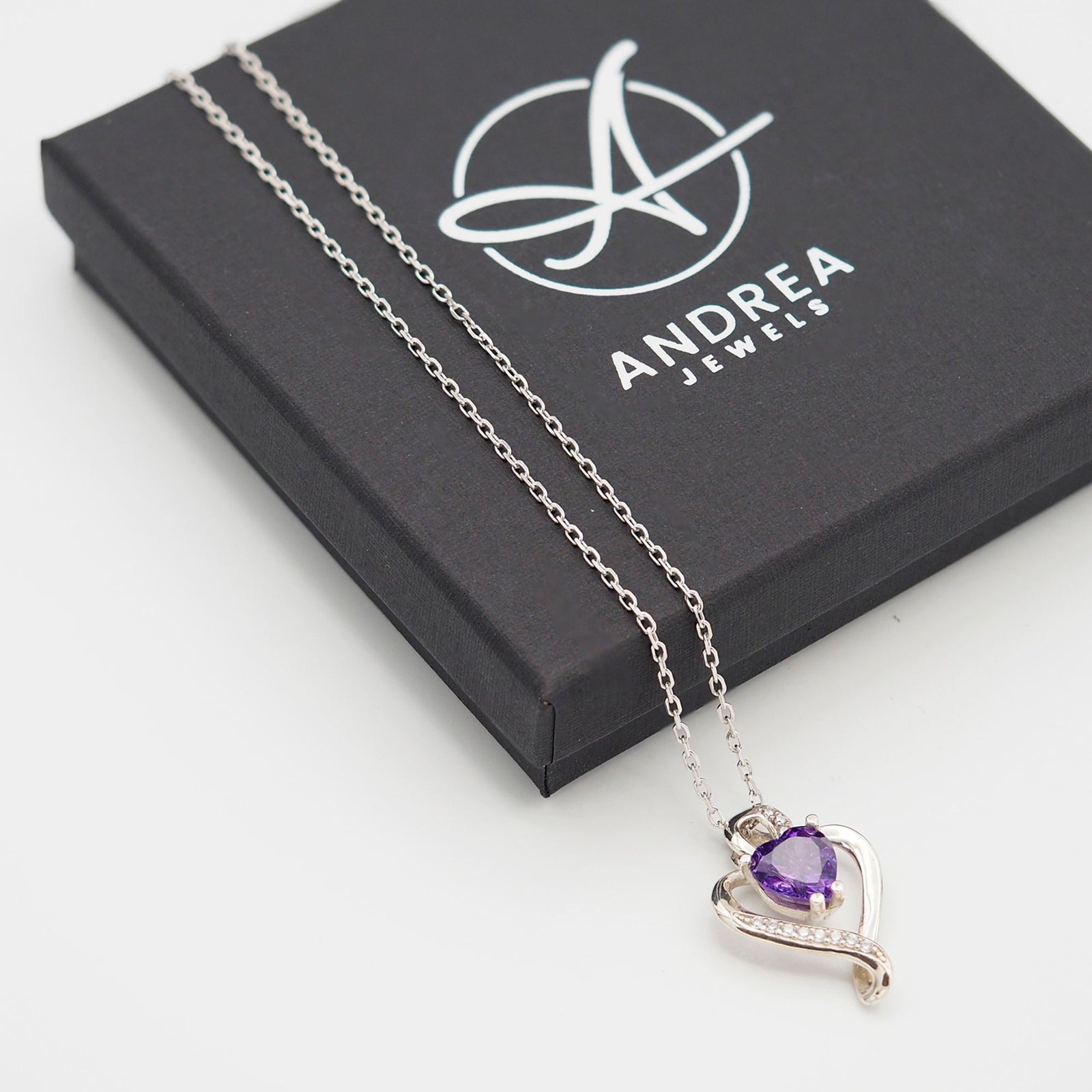 Collar Nina de plata con piedra amatista junto a su caja de regalo cerrada - Andrea Jewels