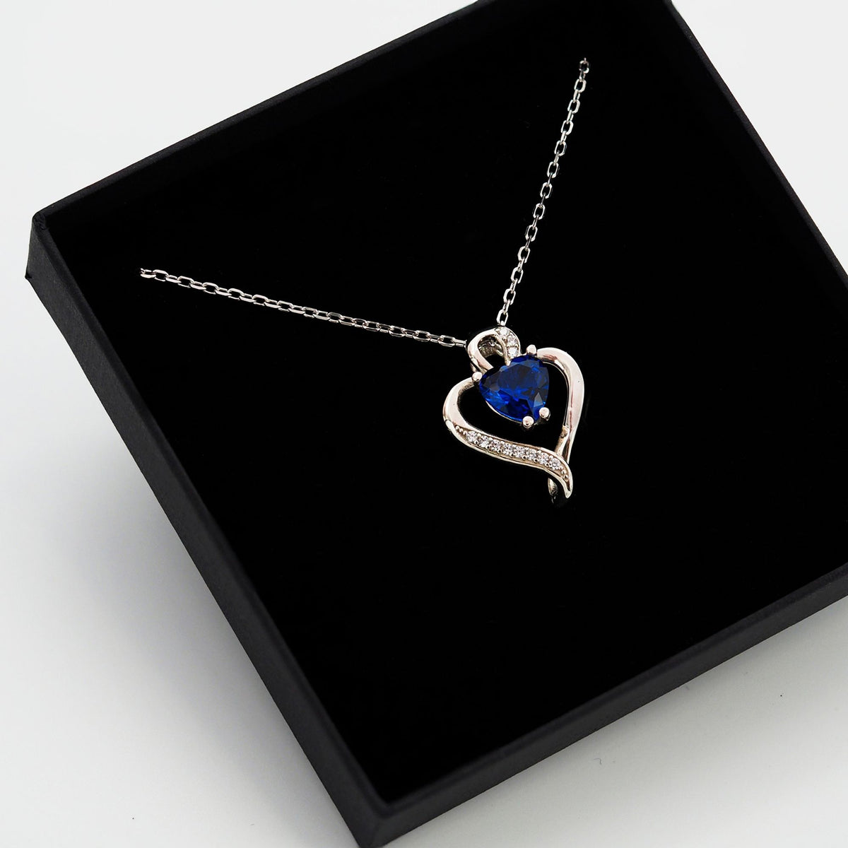 Collar Nina de plata con piedra azul dentro de su caja de regalo abierta - Andrea Jewels