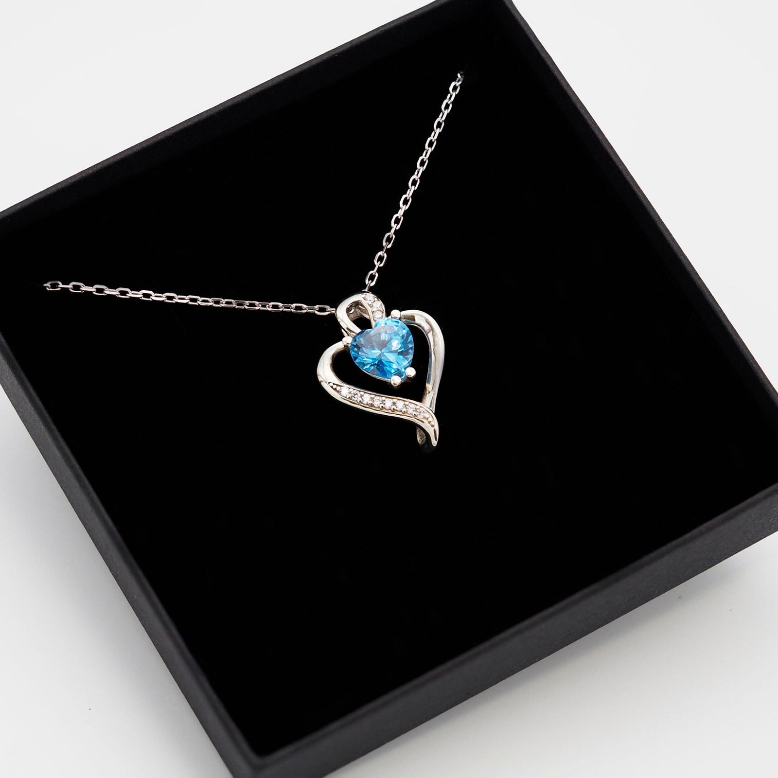 Collar Nina de plata con piedra azul topacio dentro de su caja de regalo abierta - Andrea Jewels