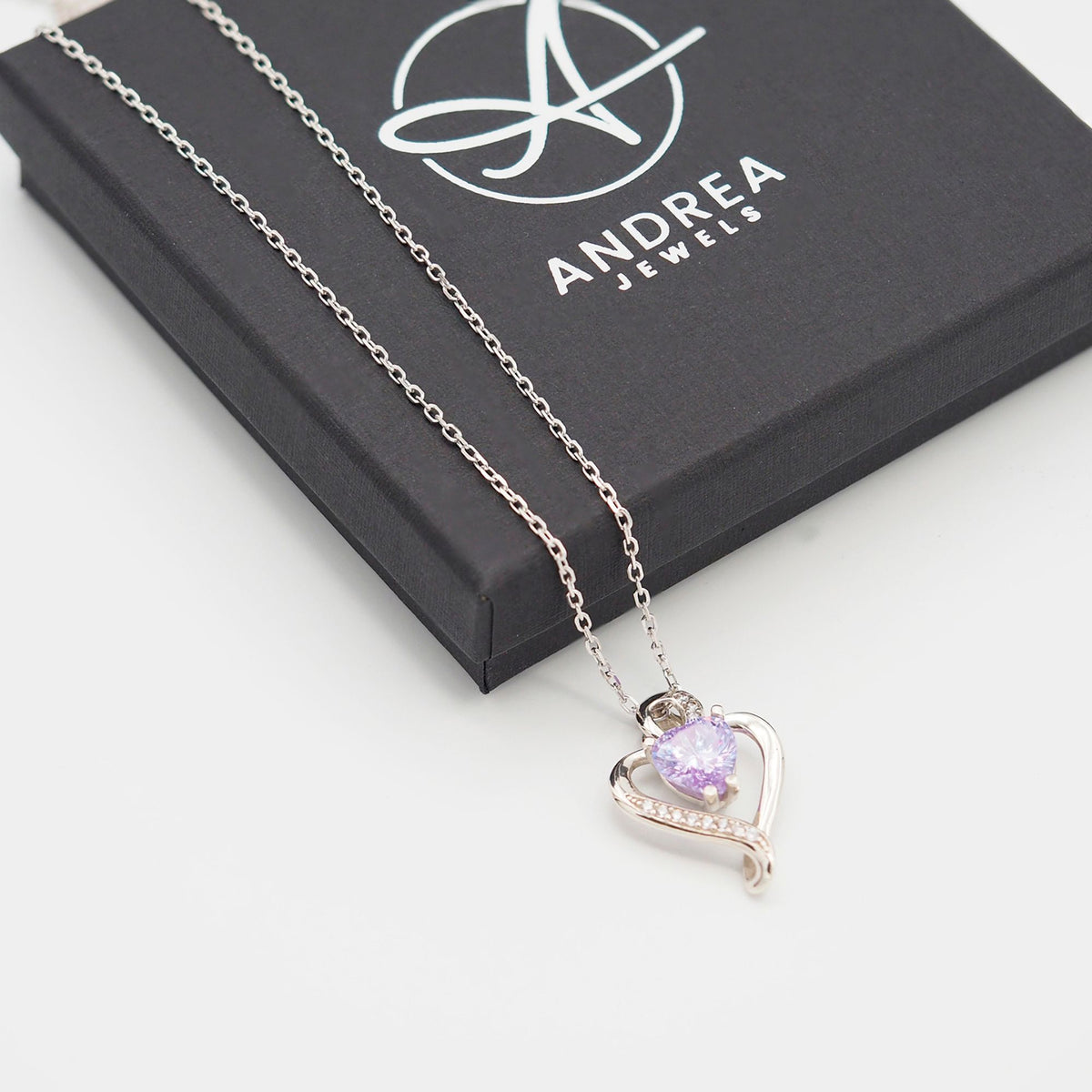 Collar Nina de plata con piedra lavanda junto a su caja de regalo cerrada - Andrea Jewels