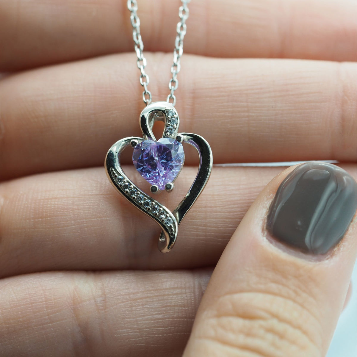 Collar Nina de plata con piedra lavanda sobre una mano - Andrea Jewels