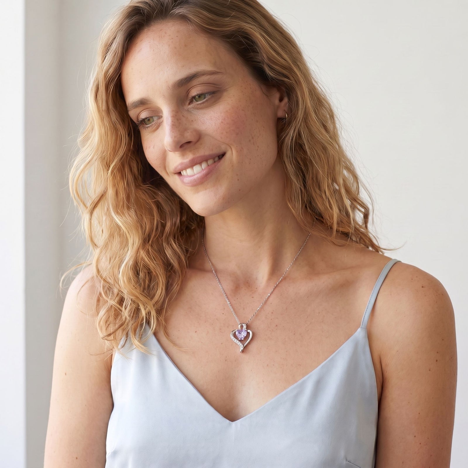 Mujer con collar Nina de plata con piedra lavanda - Andrea Jewels