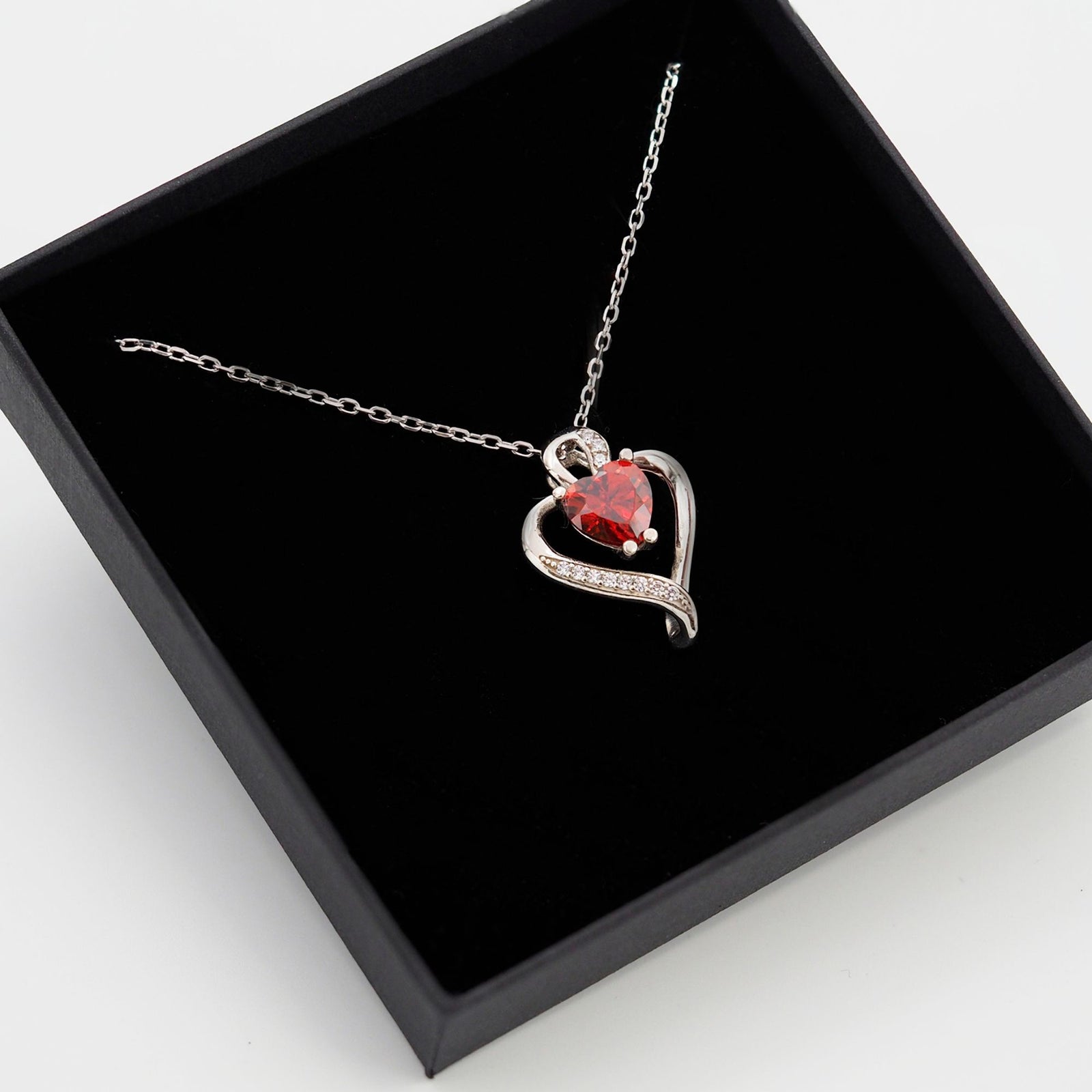 Collar Nina de plata con piedra naranja dentro de su caja de regalo abierta - Andrea Jewels