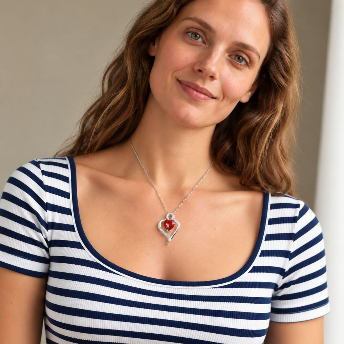 Mujer con collar Nina de plata con piedra naranja - Andrea Jewels