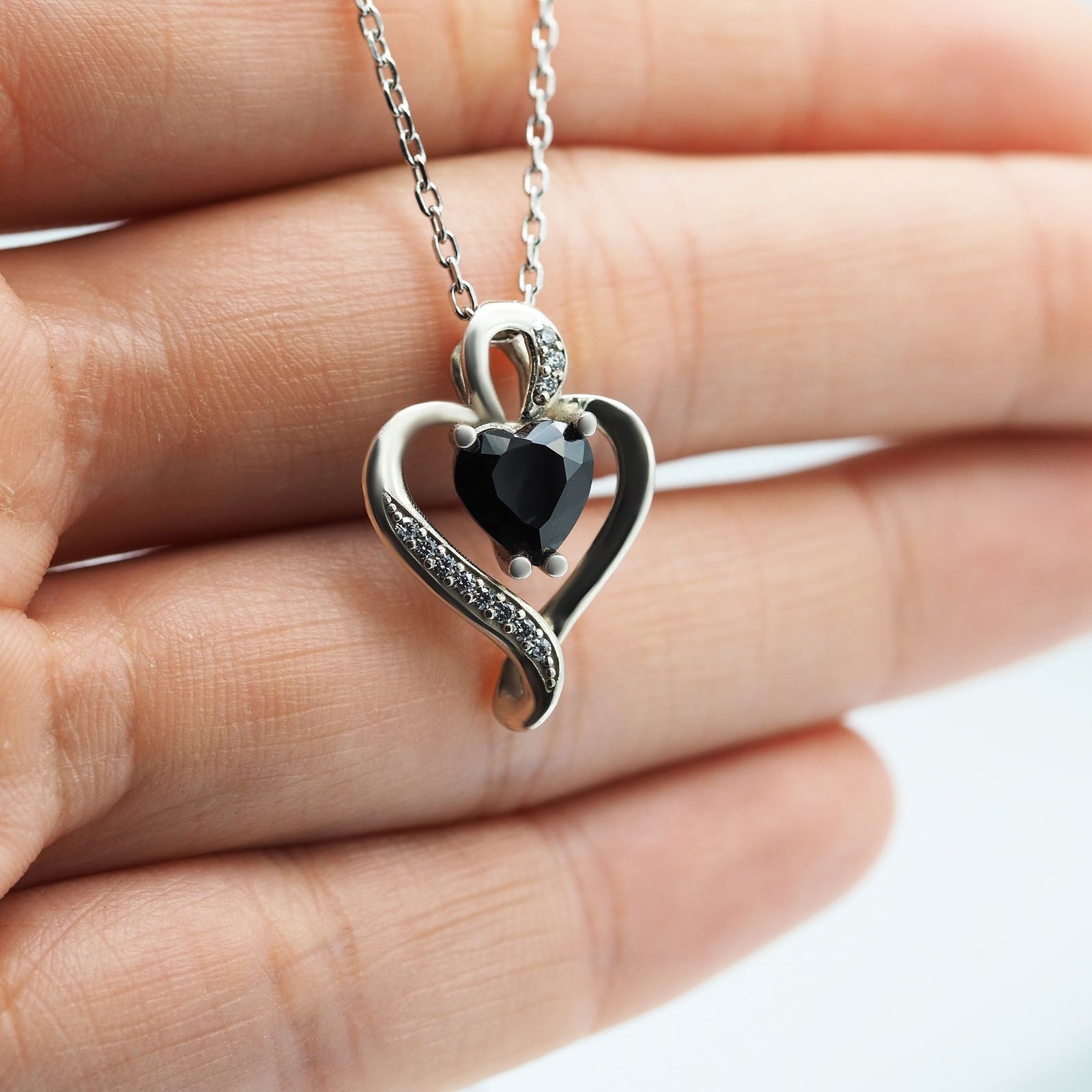 Collar Nina de plata con piedra negra sobre una mano - Andrea Jewels