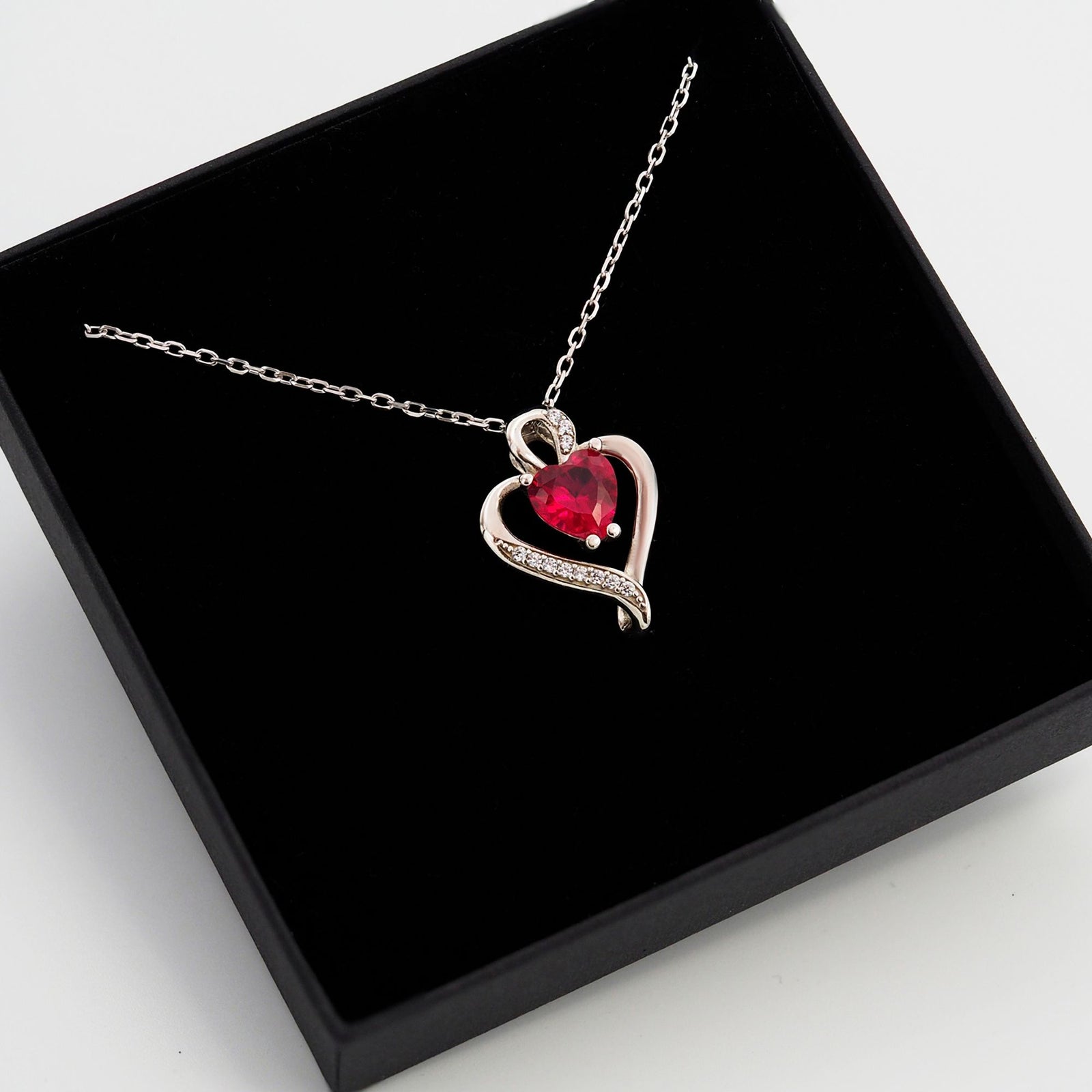 Collar Nina de plata con piedra roja dentro de su caja de regalo abierta - Andrea Jewels