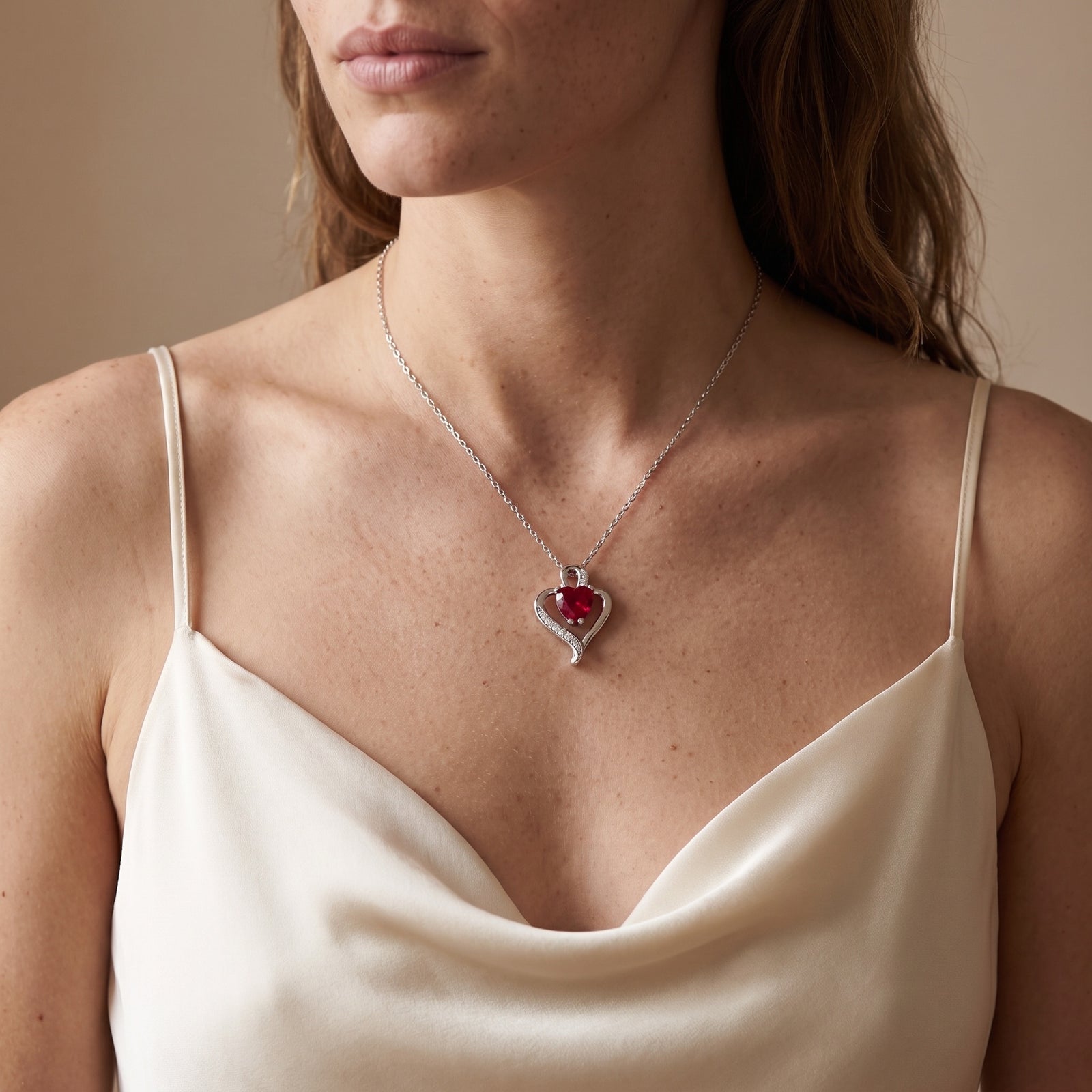 Mujer con collar Nina de plata con piedra roja - Andrea Jewels