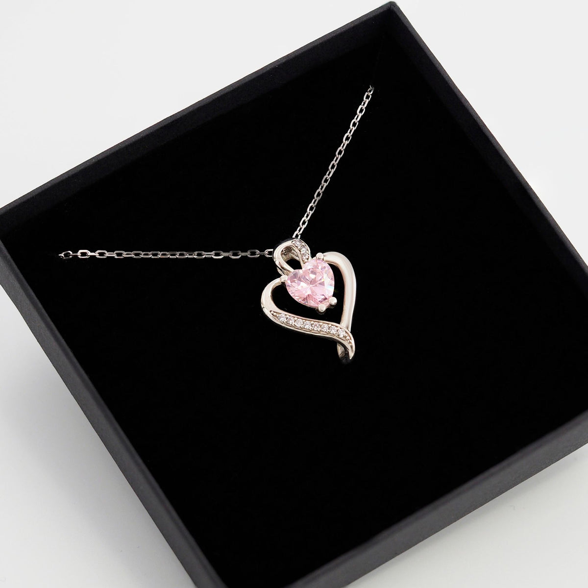 Collar Nina de plata con piedra rosa dentro de su caja de regalo abierta - Andrea Jewels